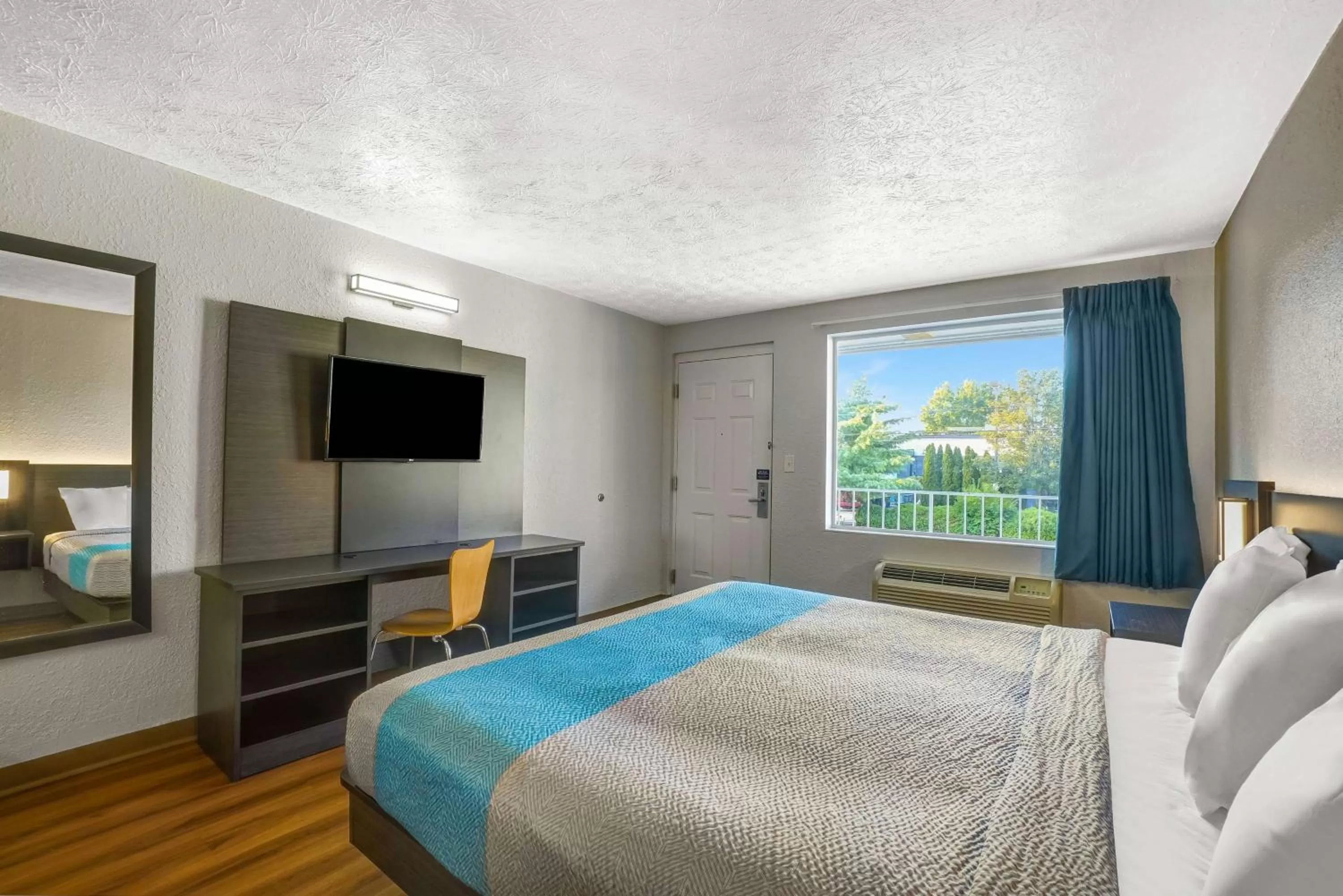 Photo of the whole room, Bed in Motel 6-Lexington, KY - East I-75