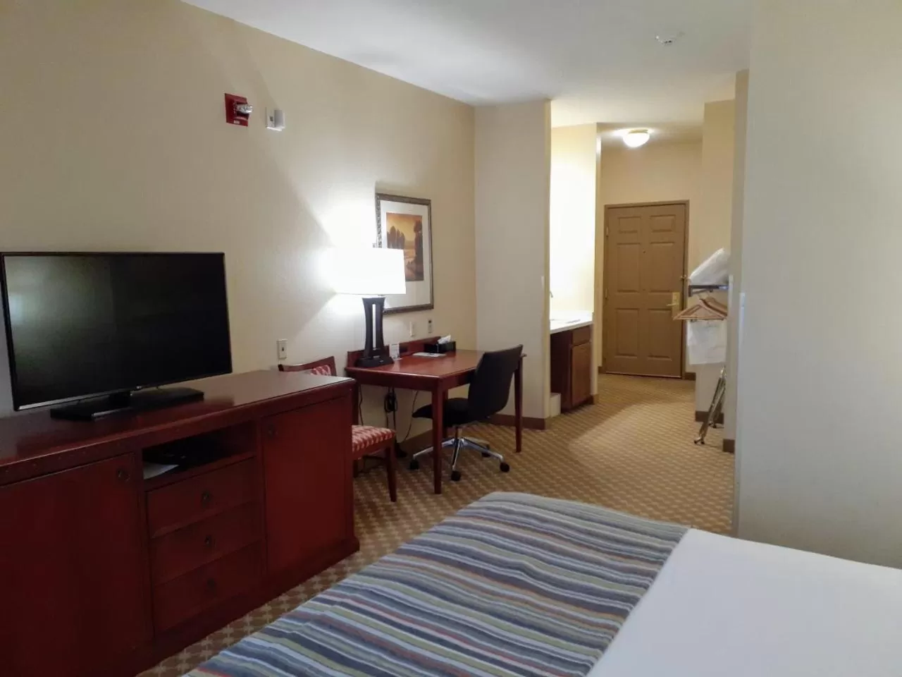 Bed in Country Inn & Suites by Radisson, Freeport, IL