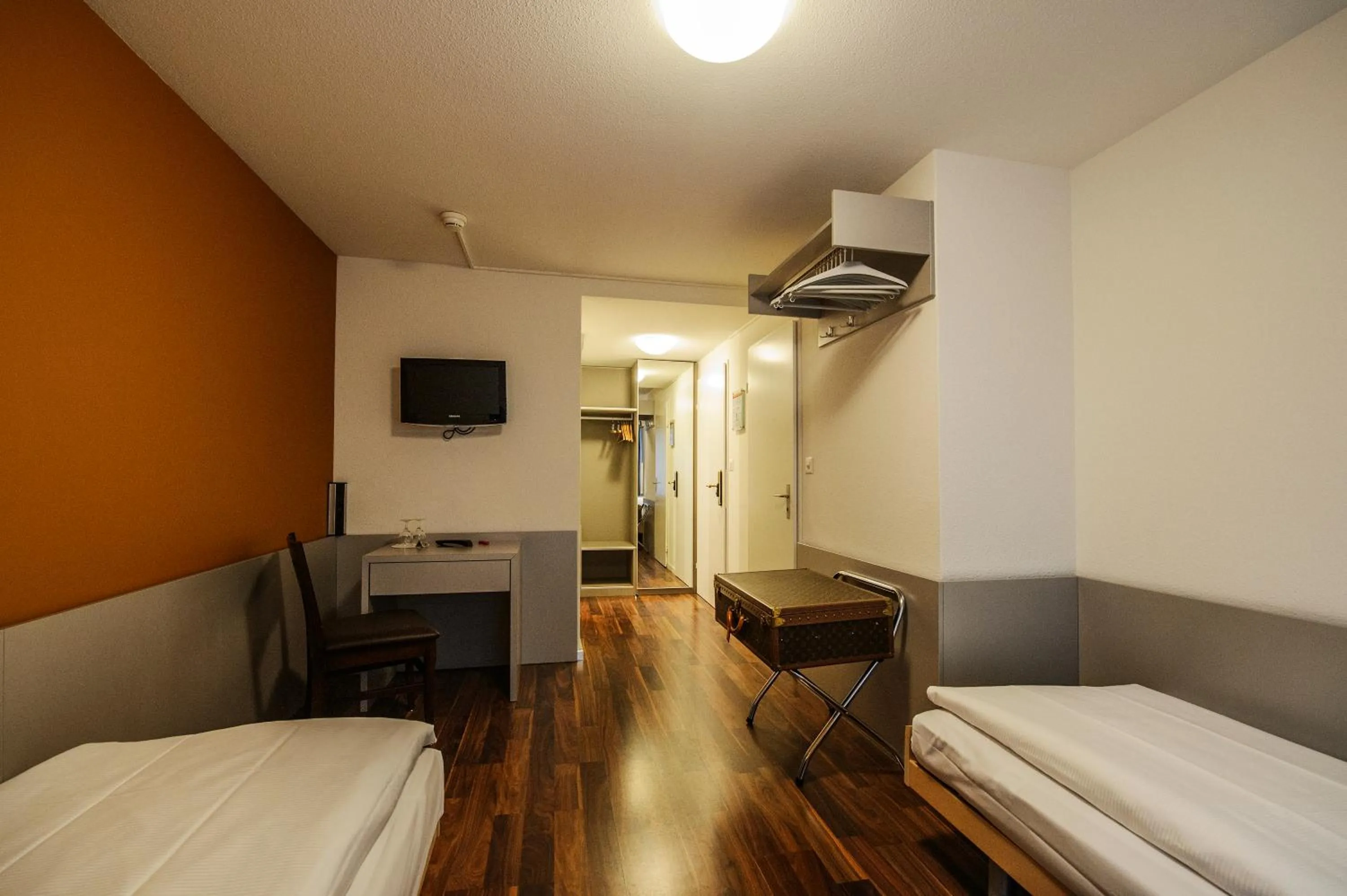 Photo of the whole room, Bed in Alexander Guesthouse Zurich Old Town