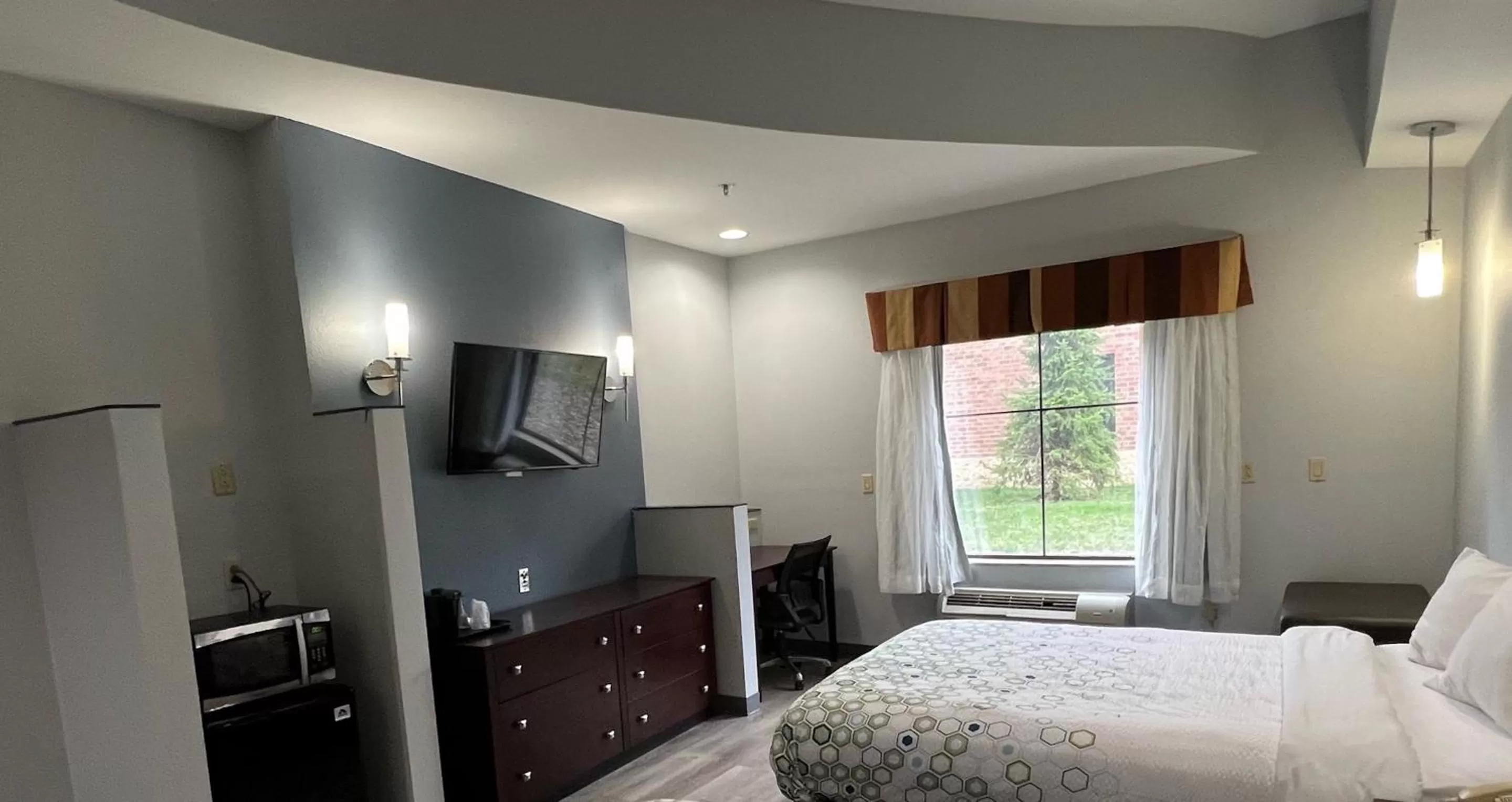 Photo of the whole room, Bed in HomeTowne Studios & Suites by Red Roof Washington