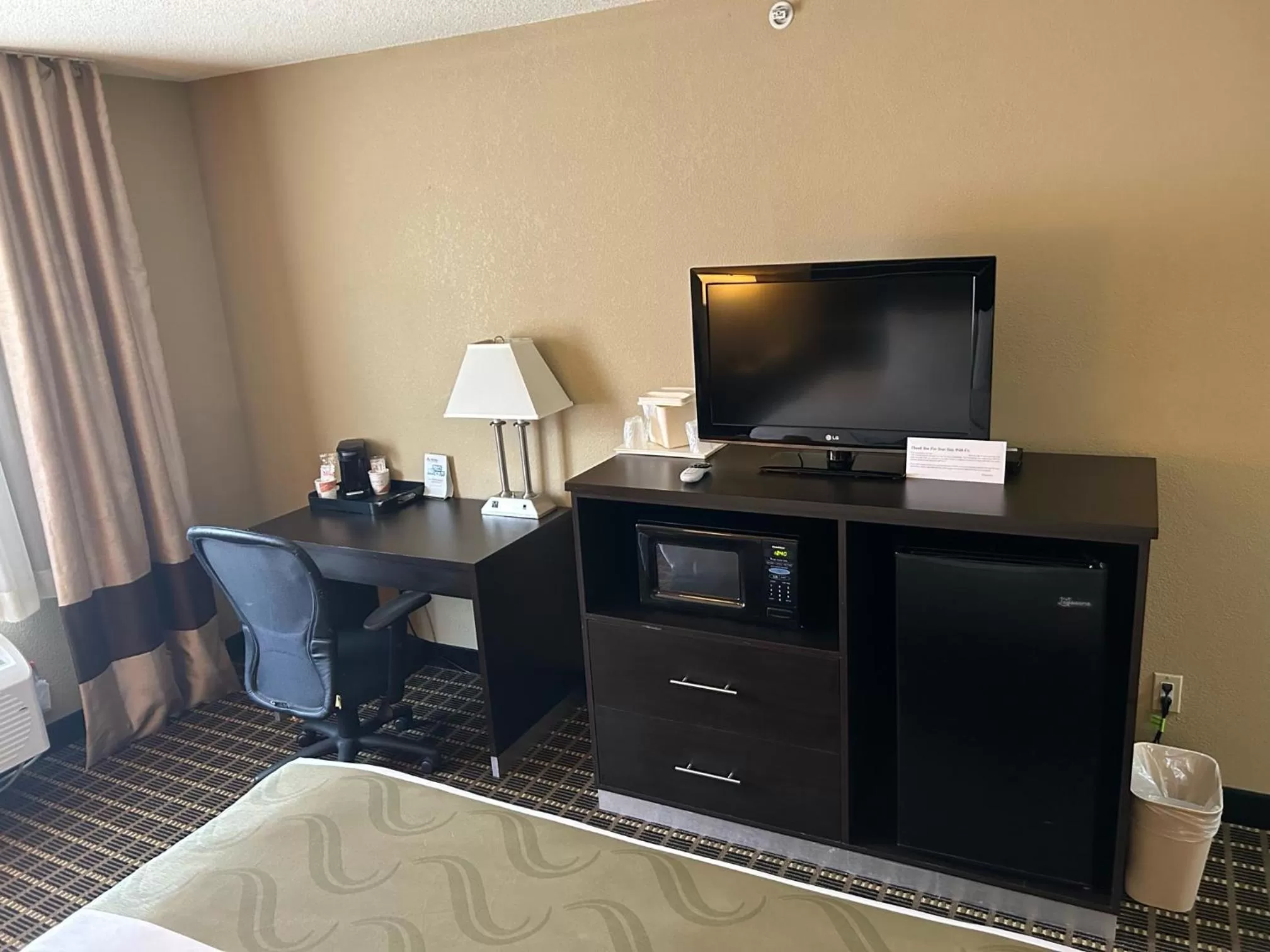 TV and multimedia, Bed in Quality Inn & Suites Bradford