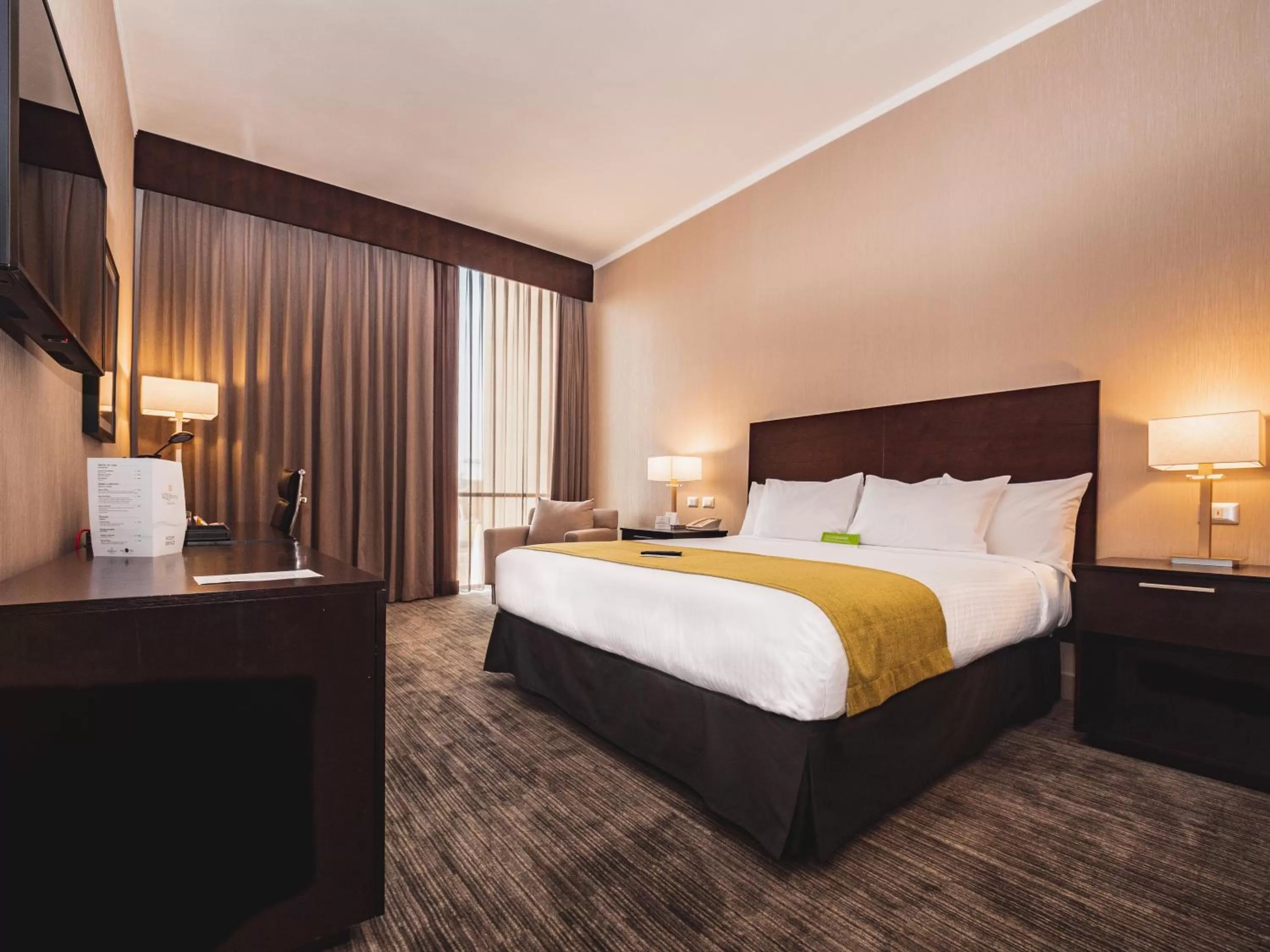 Staff, Bed in Wyndham Santiago Aeropuerto