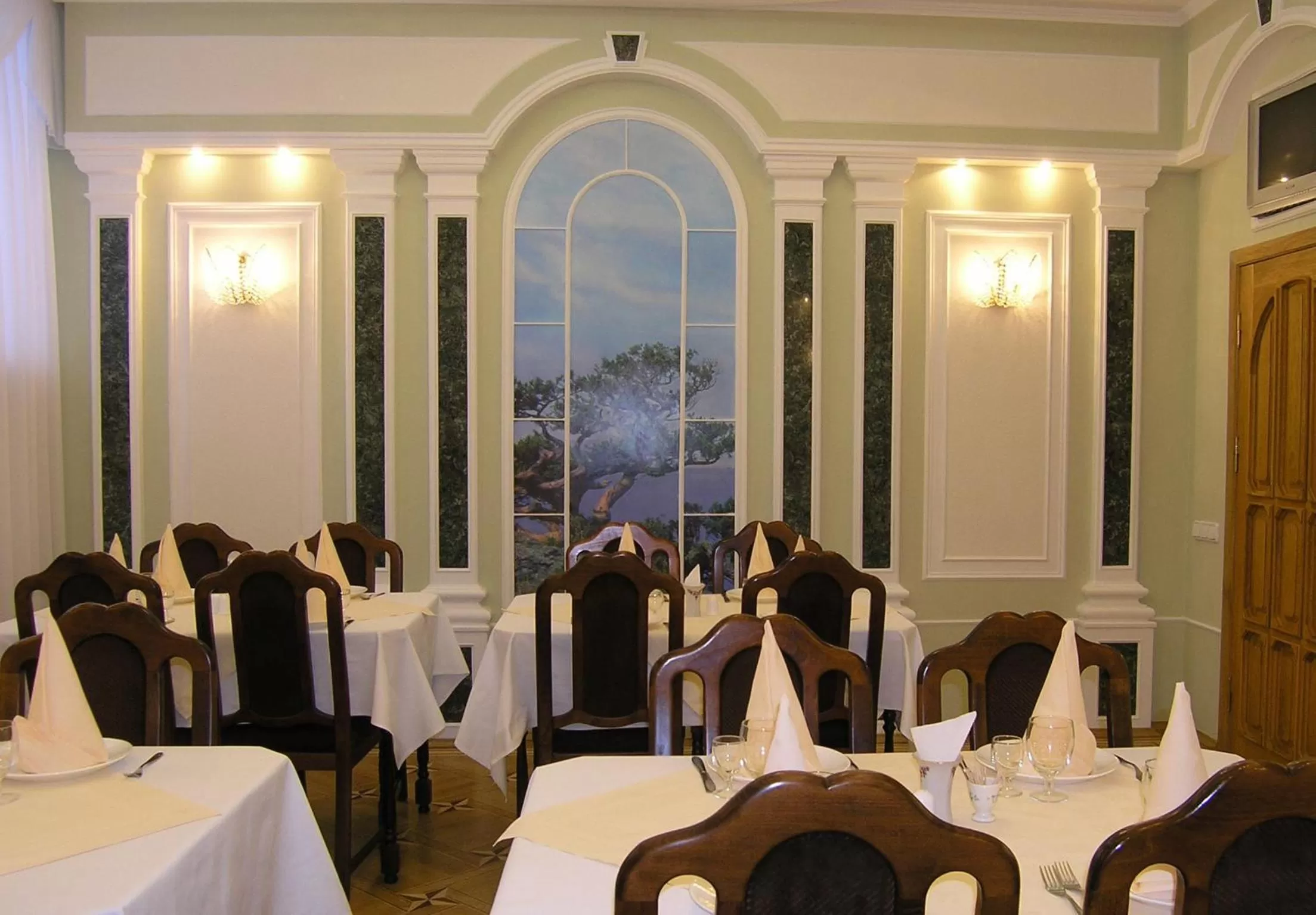 Restaurant/places to eat in Dnipro Hotel