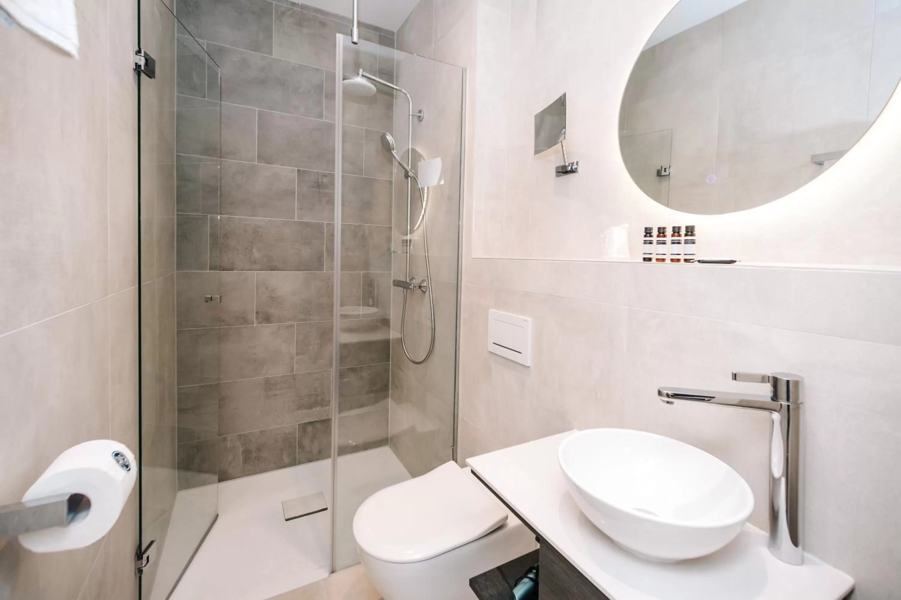 Shower in Amsterdam Beach Hotel