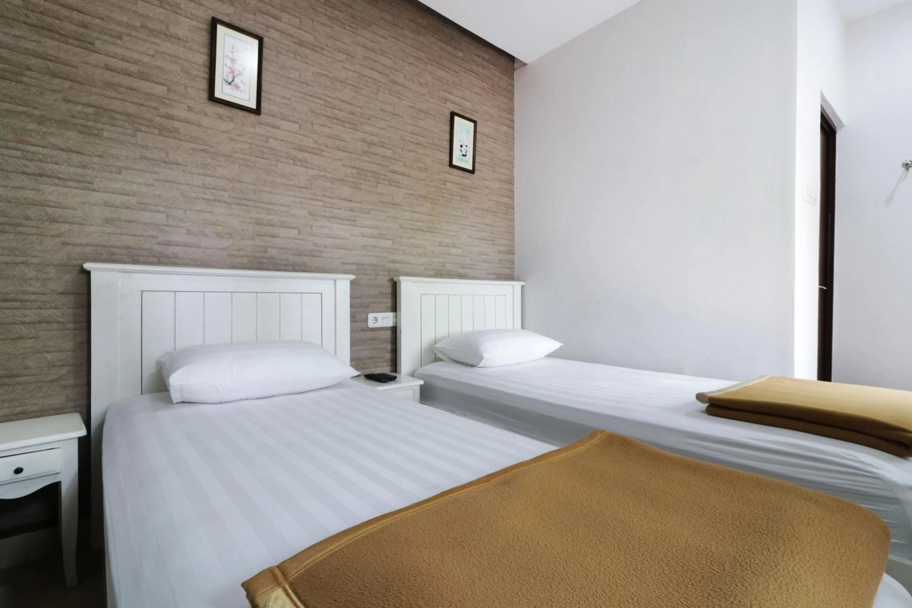 Bedroom, Bed in Jayagiri Guesthouse By Belgareti