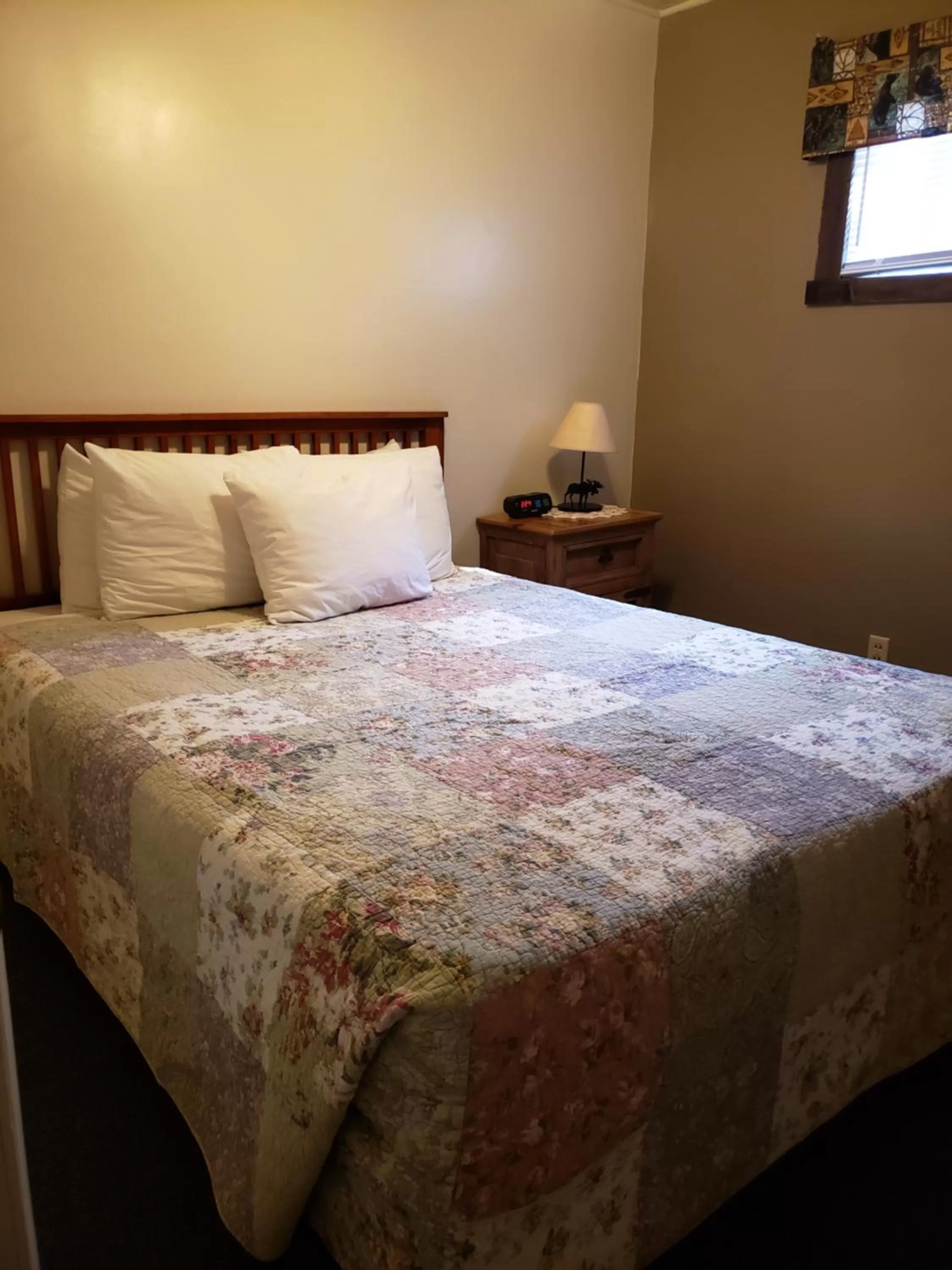 Bedroom, Bed in Flaming Gorge Resort