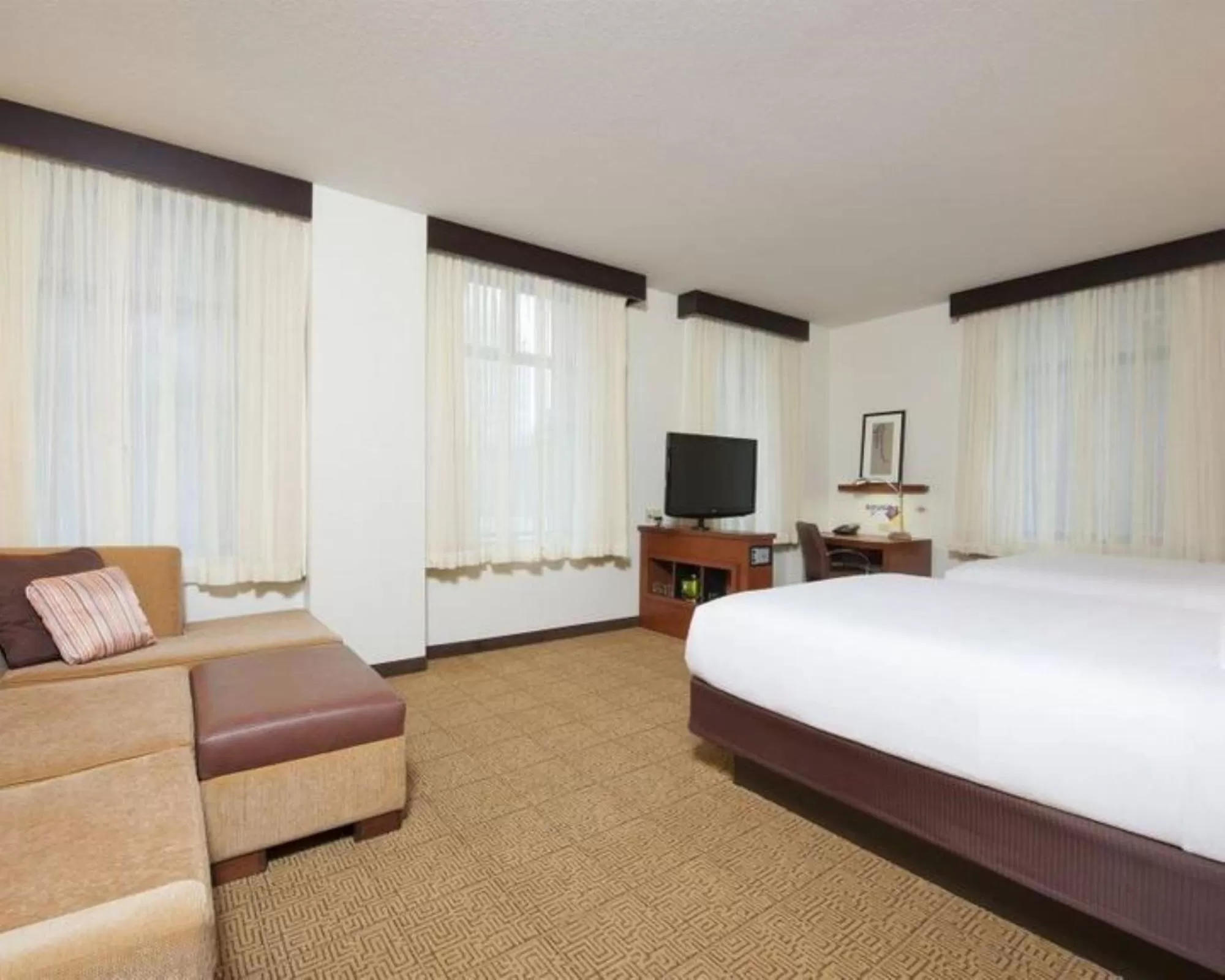 Bed in Hyatt Place Des Moines Downtown