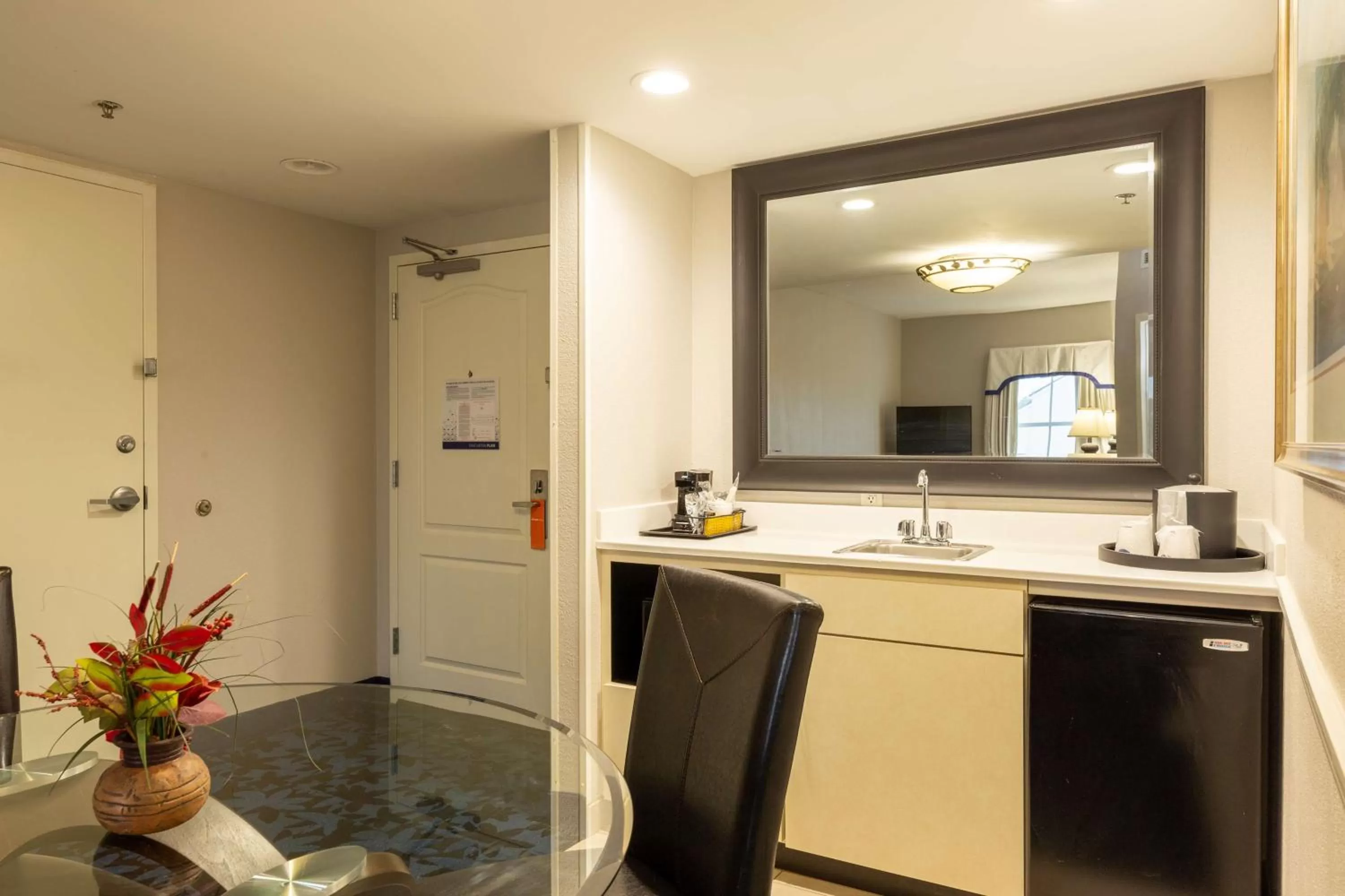 Photo of the whole room in Hampton Inn & Suites Jacksonville Deerwood Park