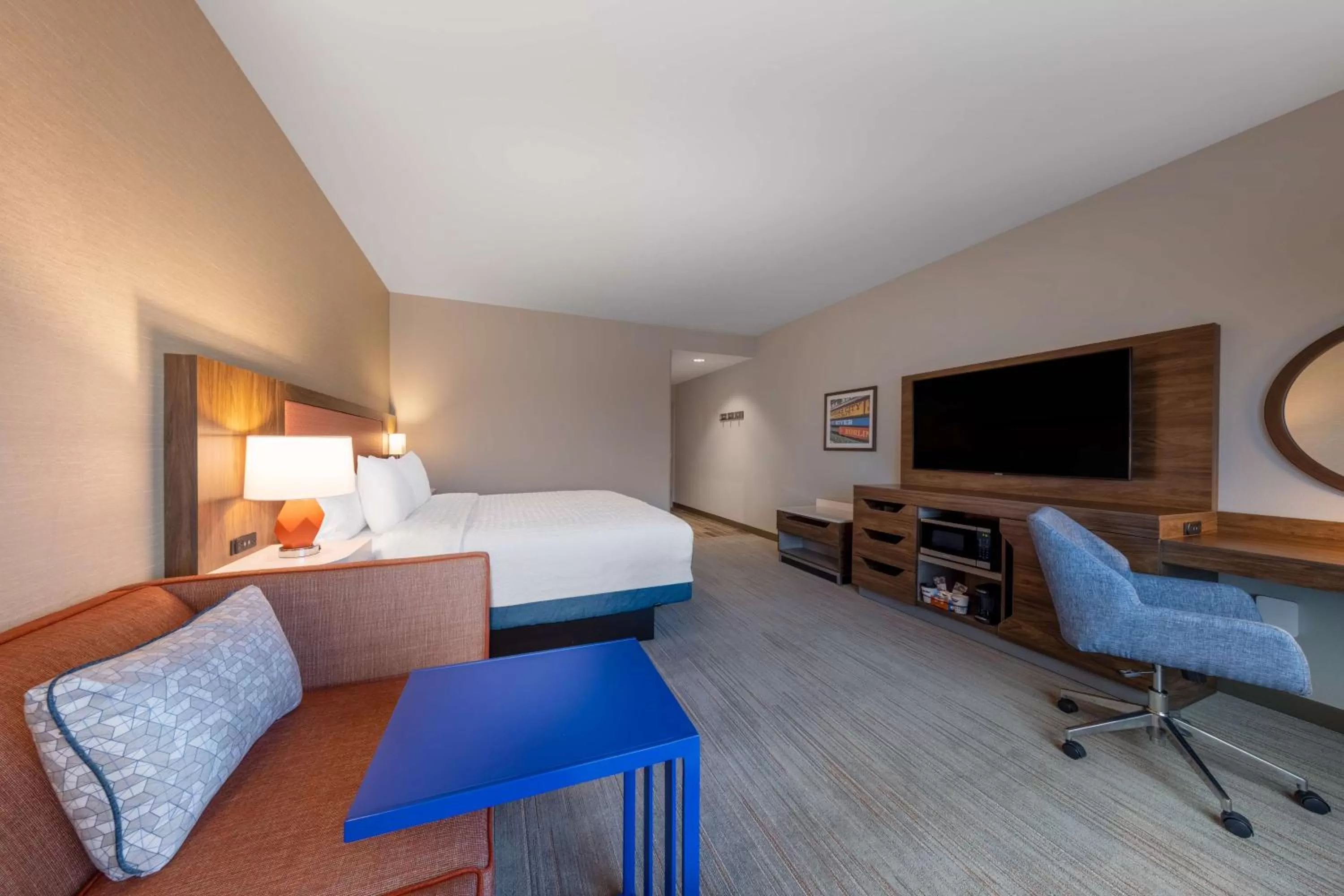 Living room, Bed in Hampton Inn Kansas City Southeast, Mo