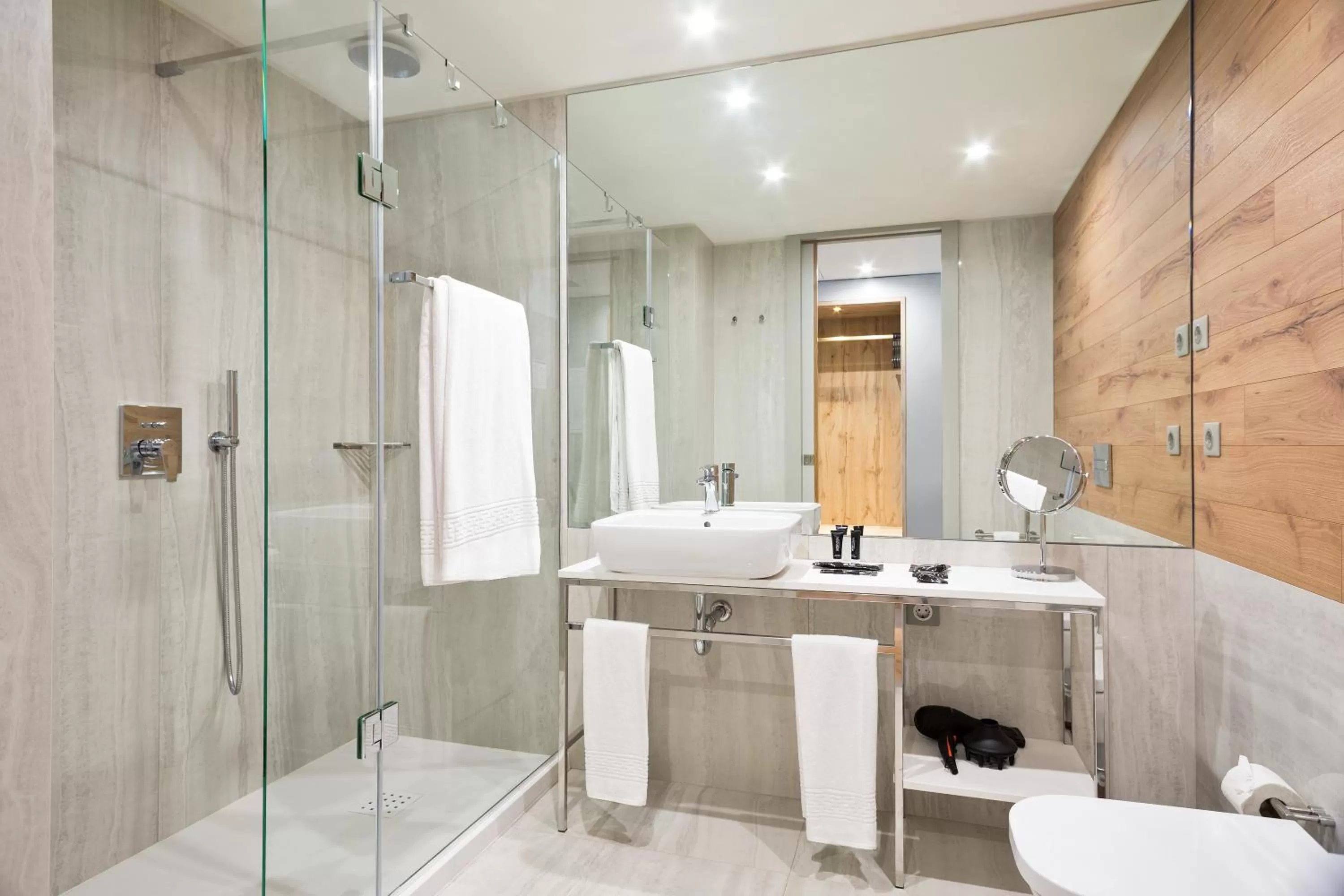 Shower in Acta The Avenue