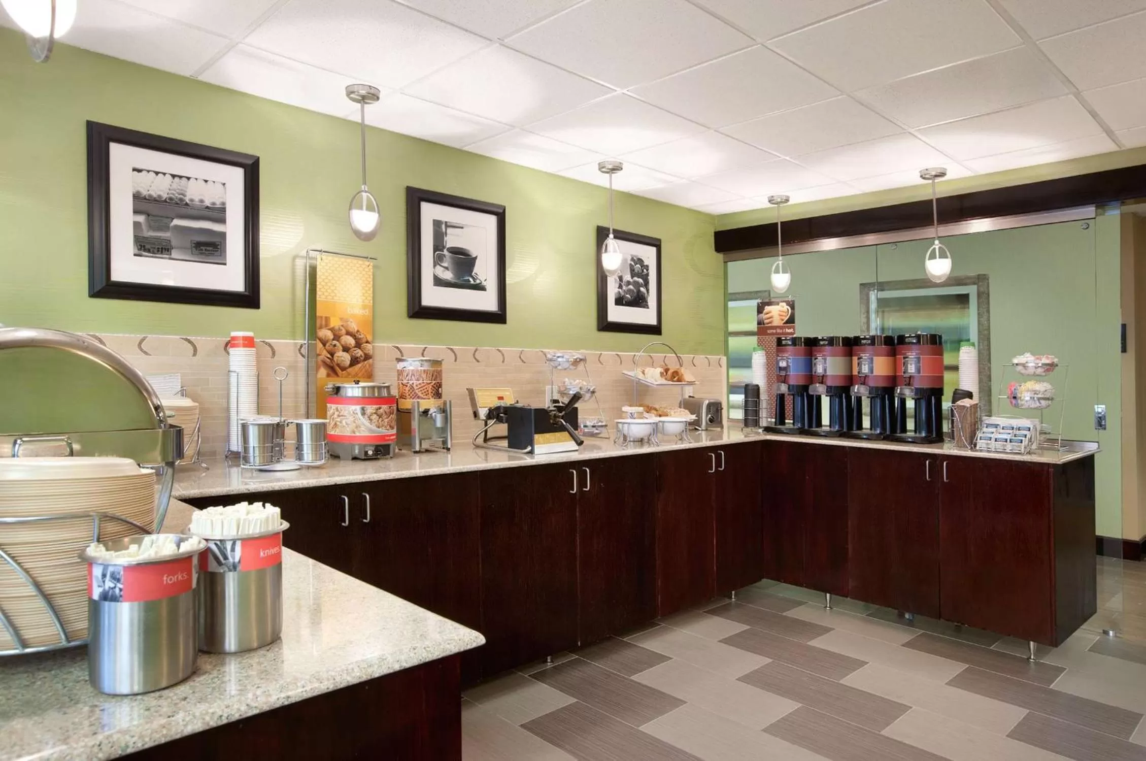 Dining area in Hampton Inn Slidell