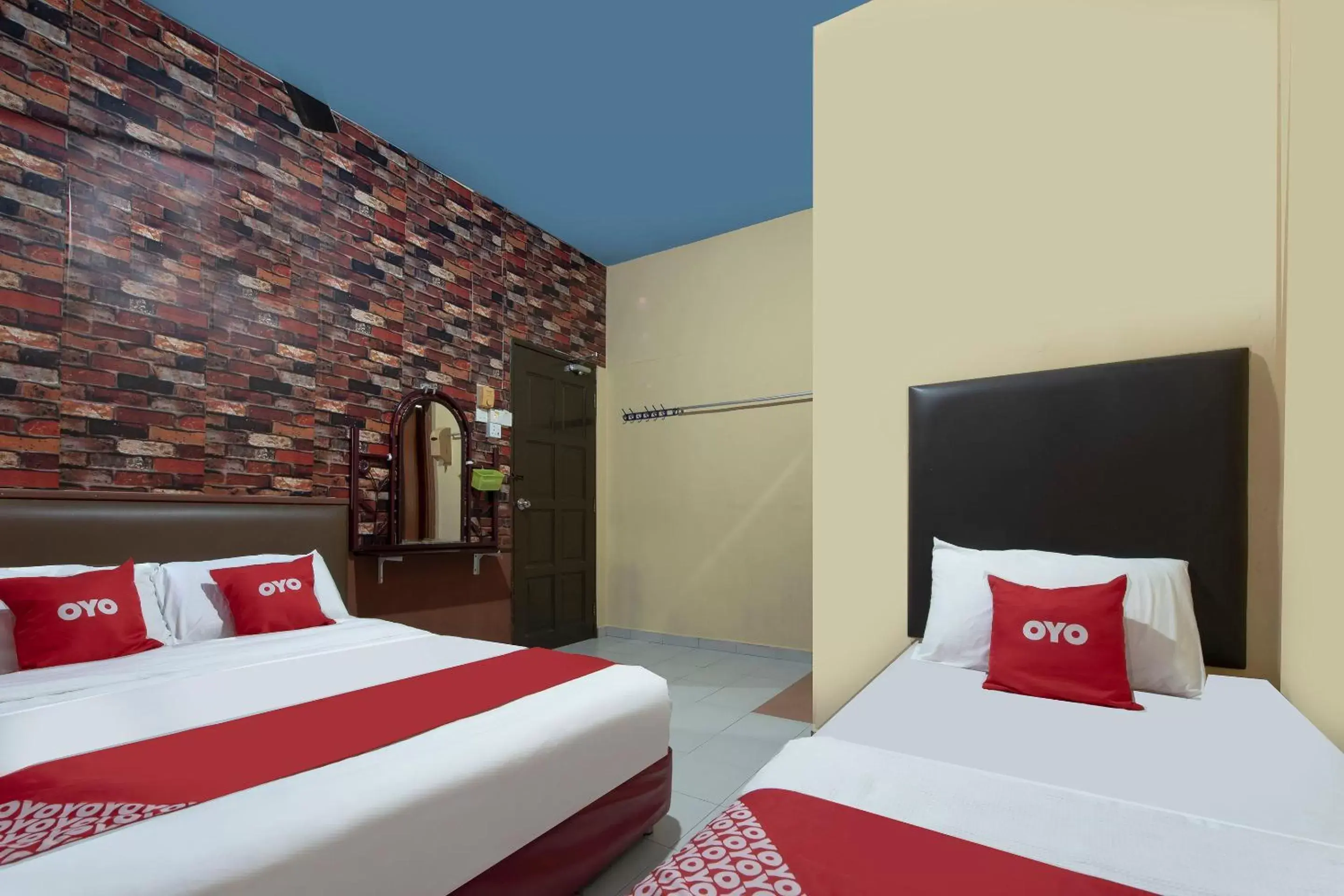 Economy Triple Room in SPOT ON 90305 Hen Hen Hotel Economy Triple Room in SPOT ON 90305 Hen Hen Hotel