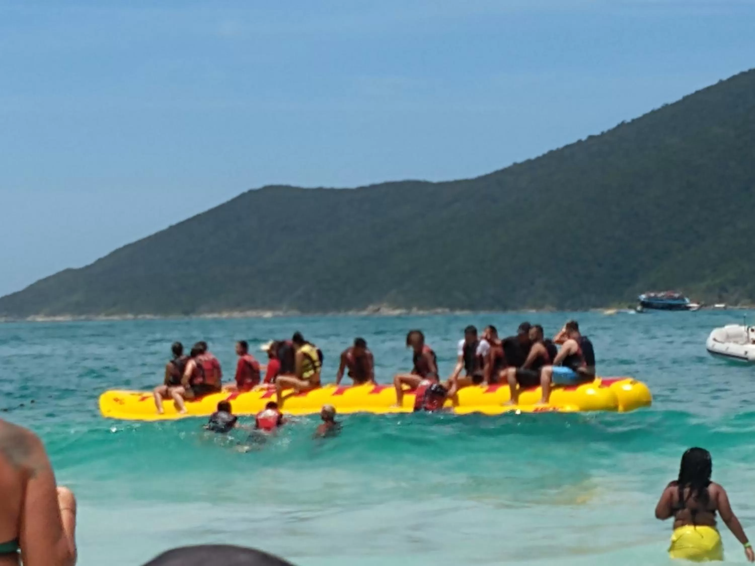 People in Apartamento no Golden Lake - pé na areia, agua de côco e cervejinha