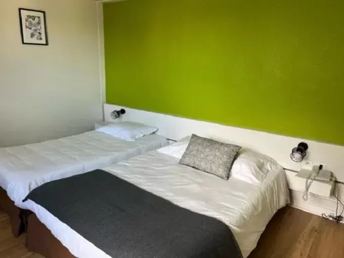 Classic Twin Room in Le Clos Du Pontic Logis et Cit'Hotel Classic Twin Room in Le Clos Du Pontic Logis et Cit'Hotel