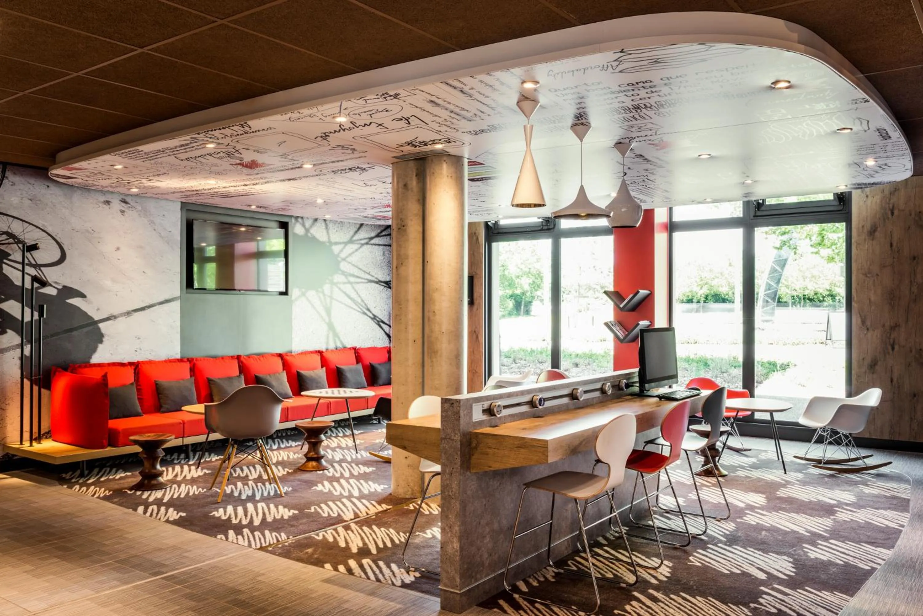Lobby or reception in ibis Saint Quentin en Yvelines - Vélodrome