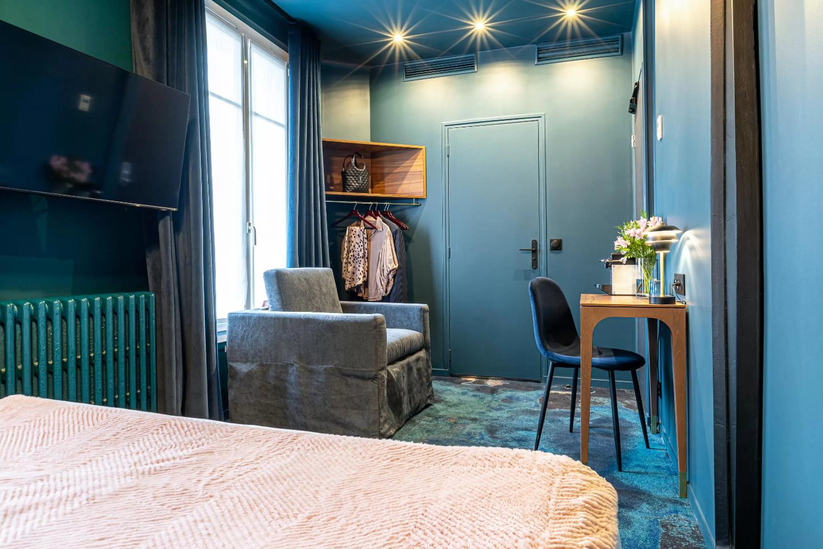 Bedroom, Bed in Hotel Glasgow Monceau by Patrick Hayat