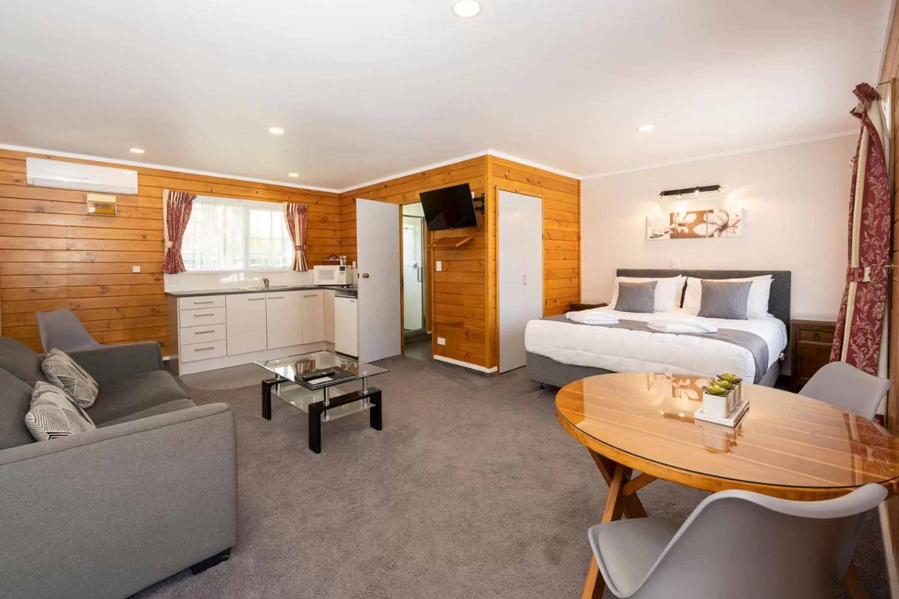 Tudor Park Motel Spacious with kitchens 1 minute walk to restaurant and shopping centre and Gisborne Hospital