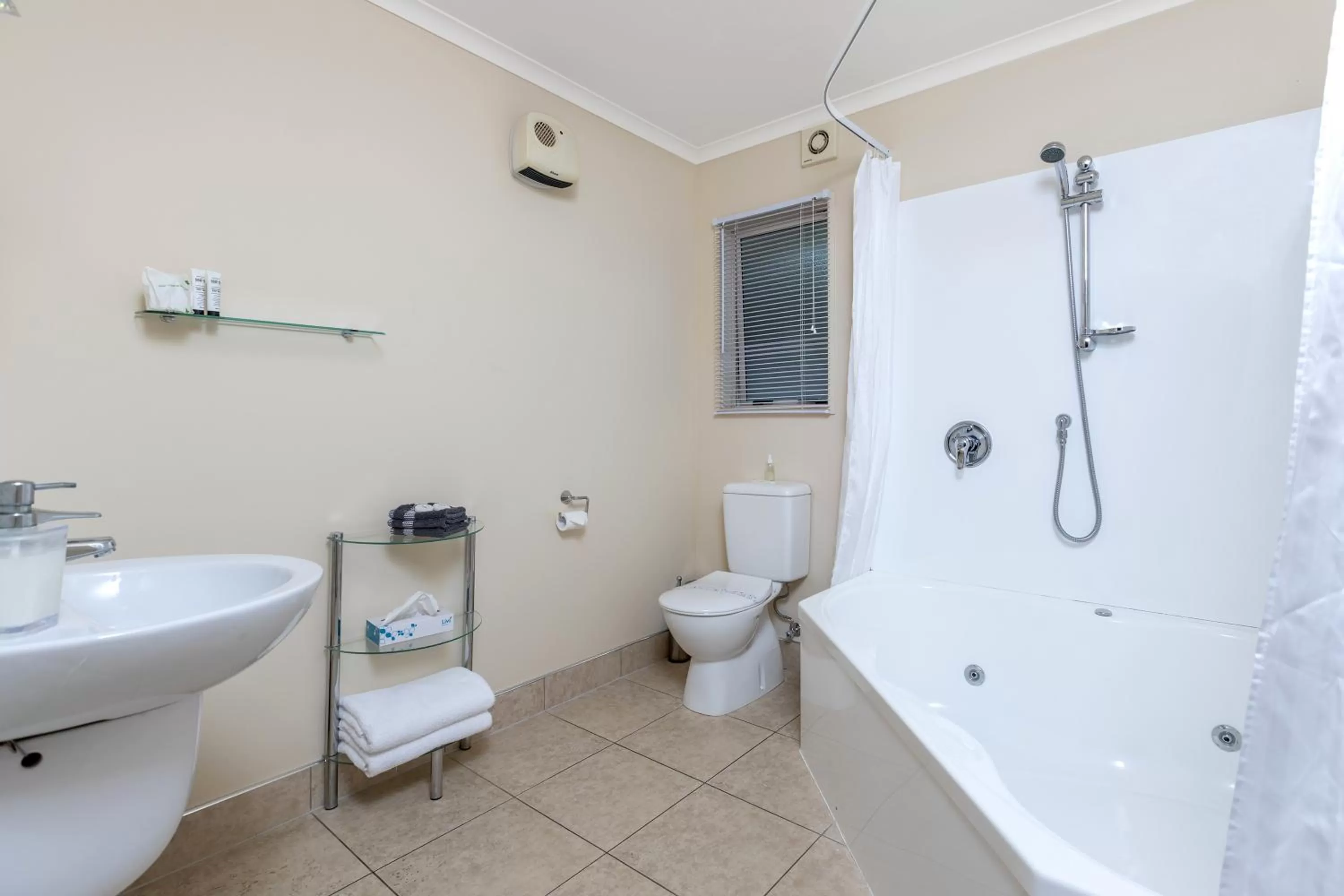 Shower, Bathroom in BK's Chardonnay Motor Lodge