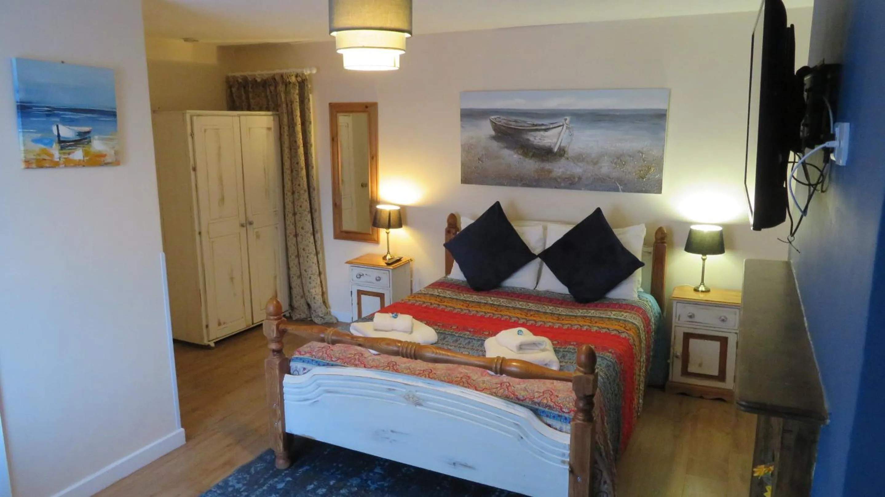 Bedroom, Bed in The Wheatsheaf