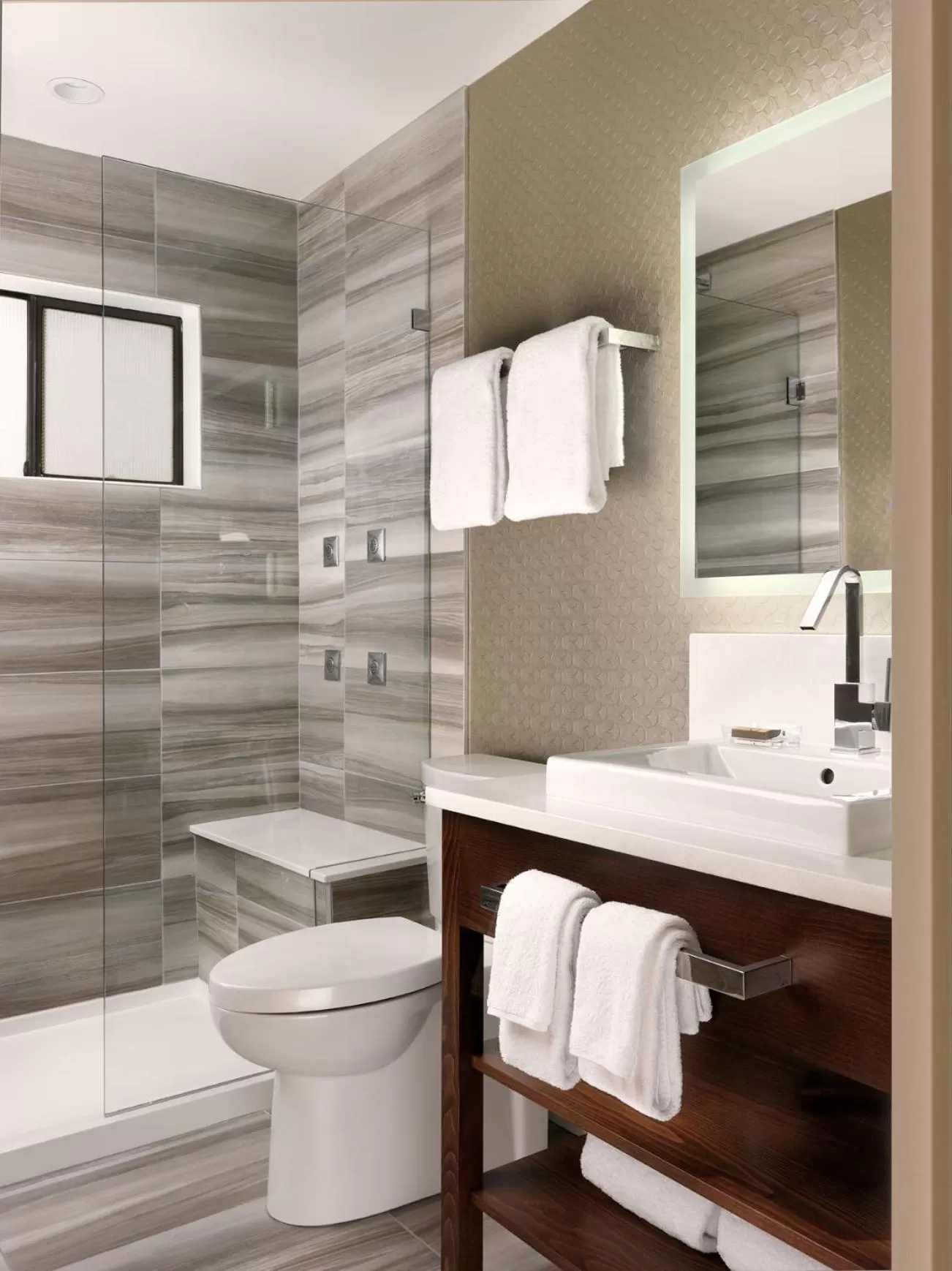 Shower in Best Western PLUS Inner Harbour Hotel