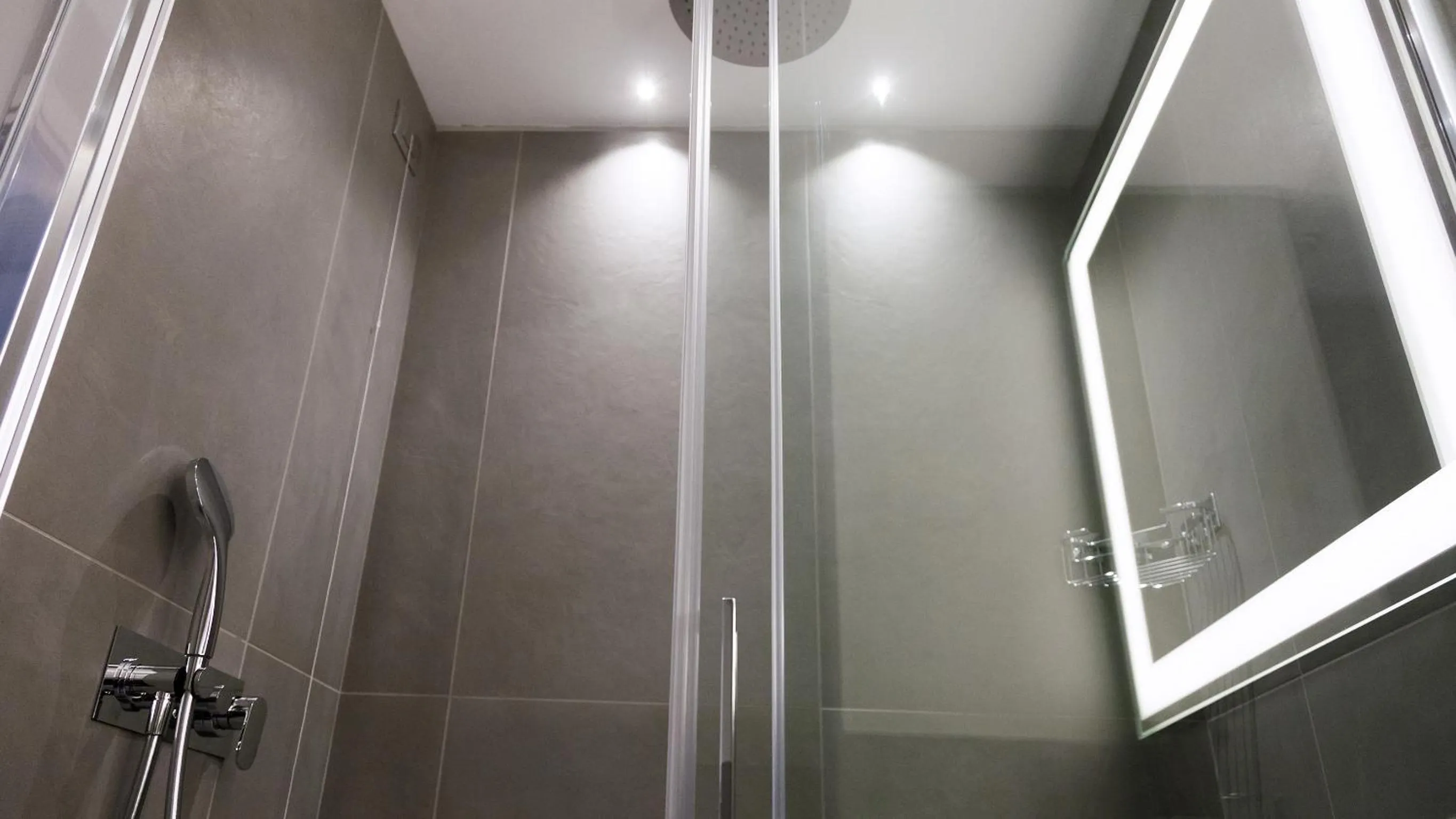Shower in G Hotel Pescara