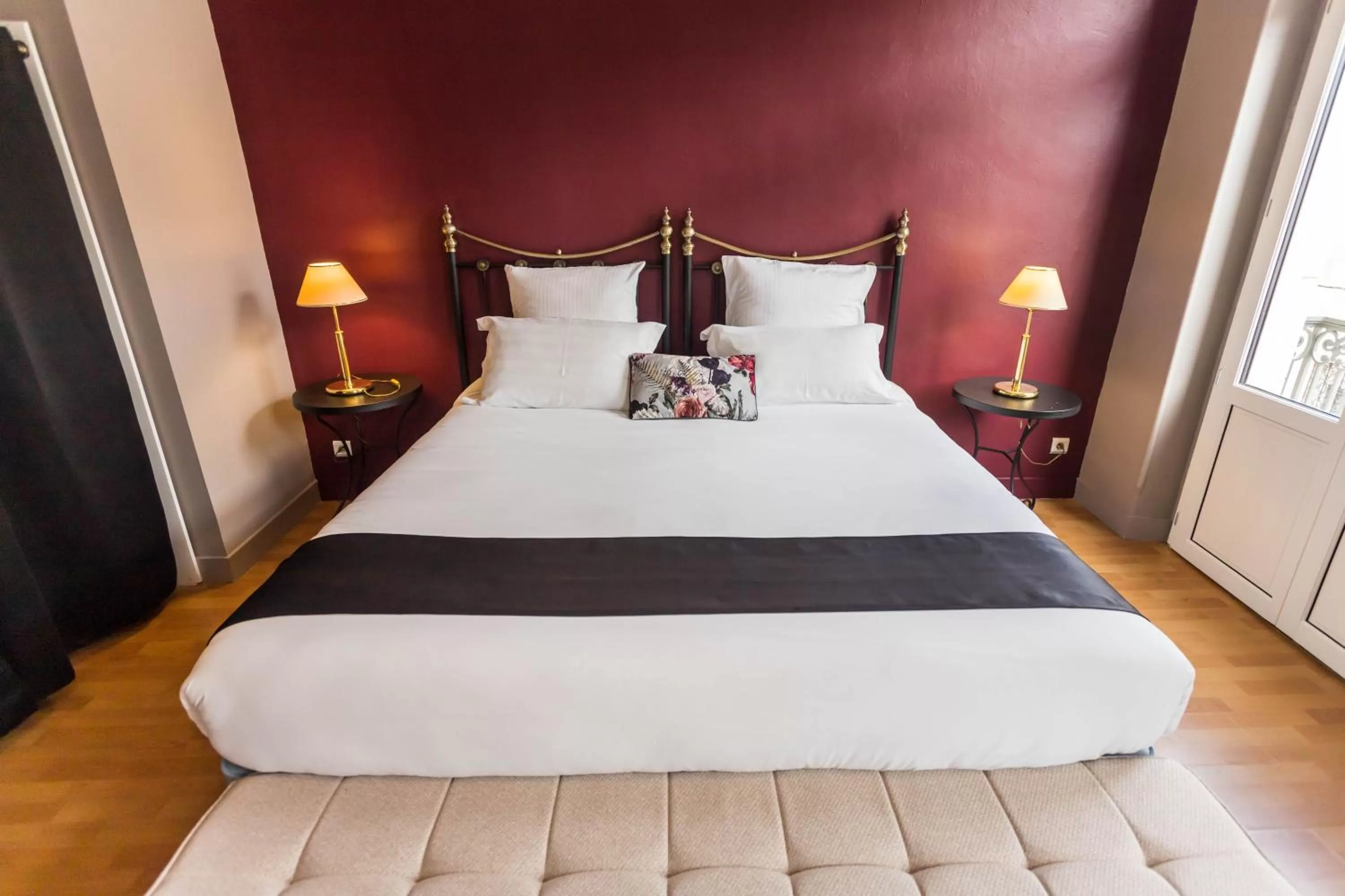 Bed in CÔTE GARONNE le BALCON DES DAMES -hôtel et restaurant- Tonneins Fauillet Marmande - vue panoramique bord de Garonne chambres climatisées