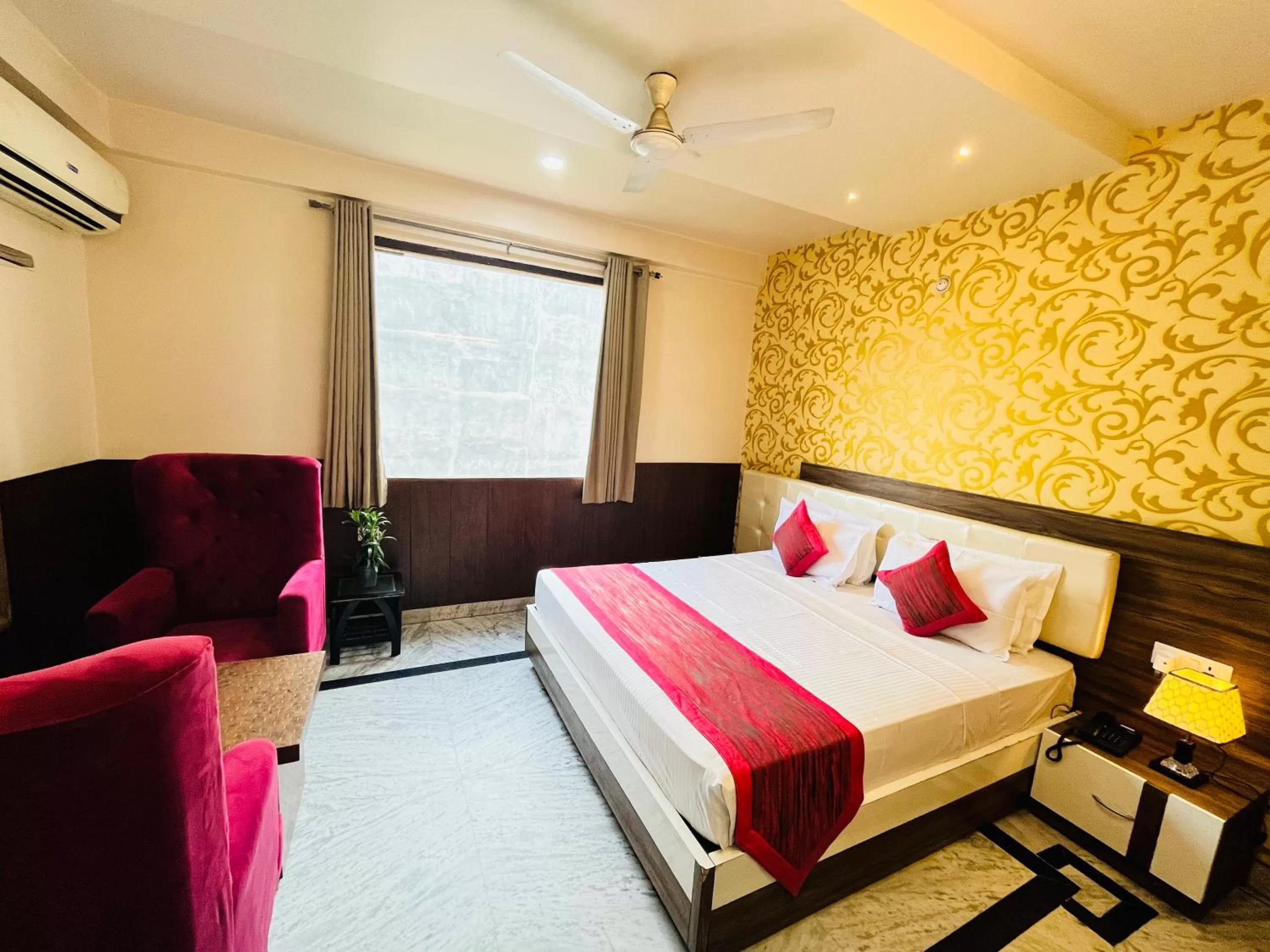 Bed in Hotel The Leaf - Gomti Nagar Lucknow