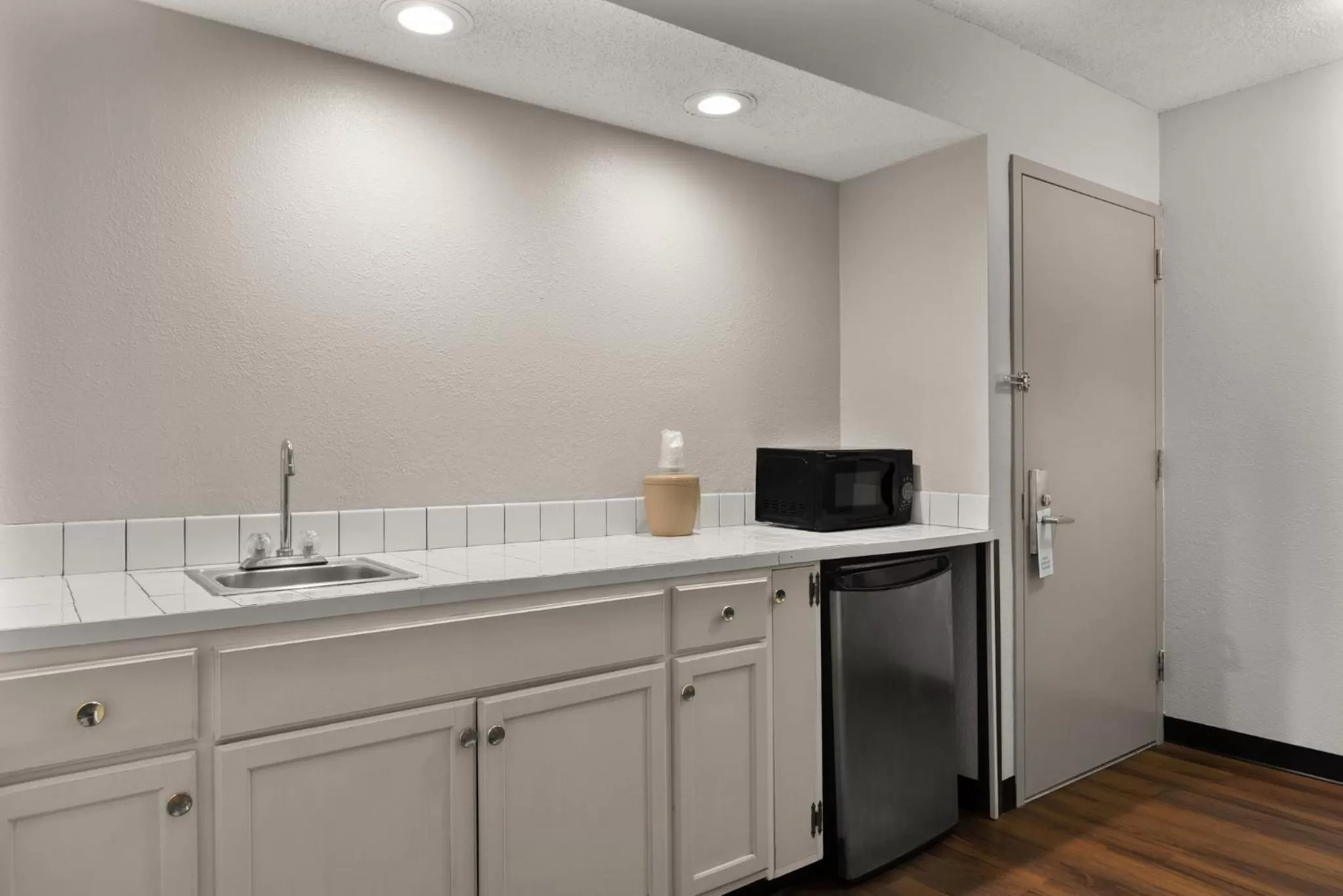 Bedroom in Red Roof Inn & Suites Savannah Airport