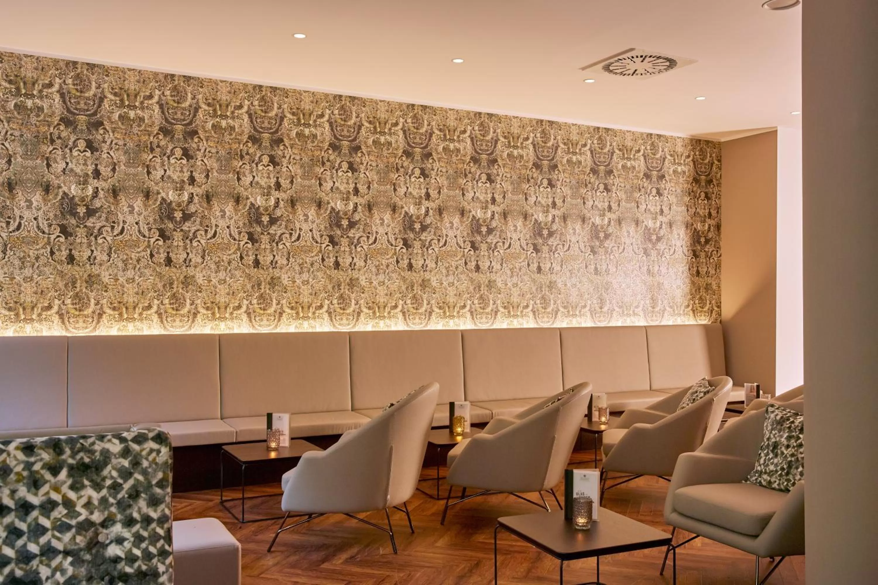 Lounge or bar in H+ Hotel Limes Thermen Aalen