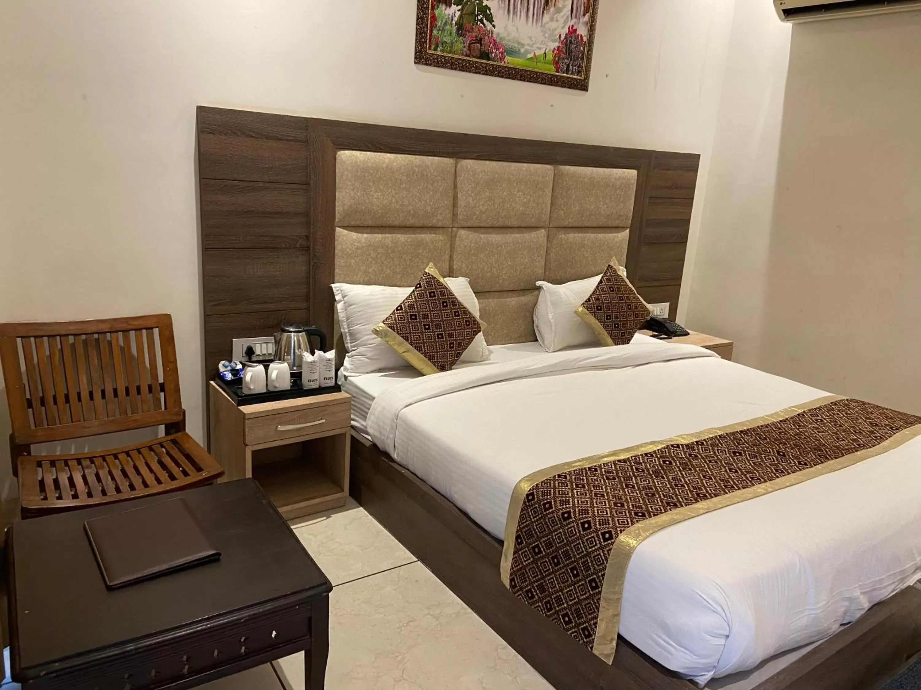 Deluxe Double Room in Hotel Exotic - 5 min walk from Golden Temple Deluxe Double Room in Hotel Exotic - 5 min walk from Golden Temple