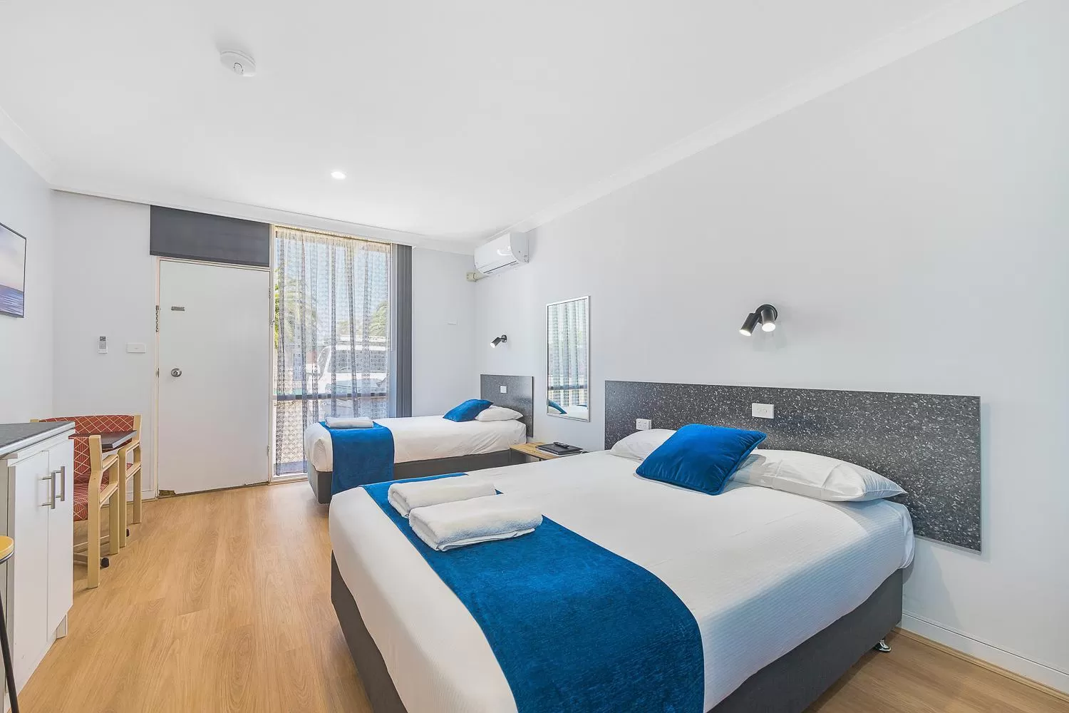 Bed in Plainsman Motel