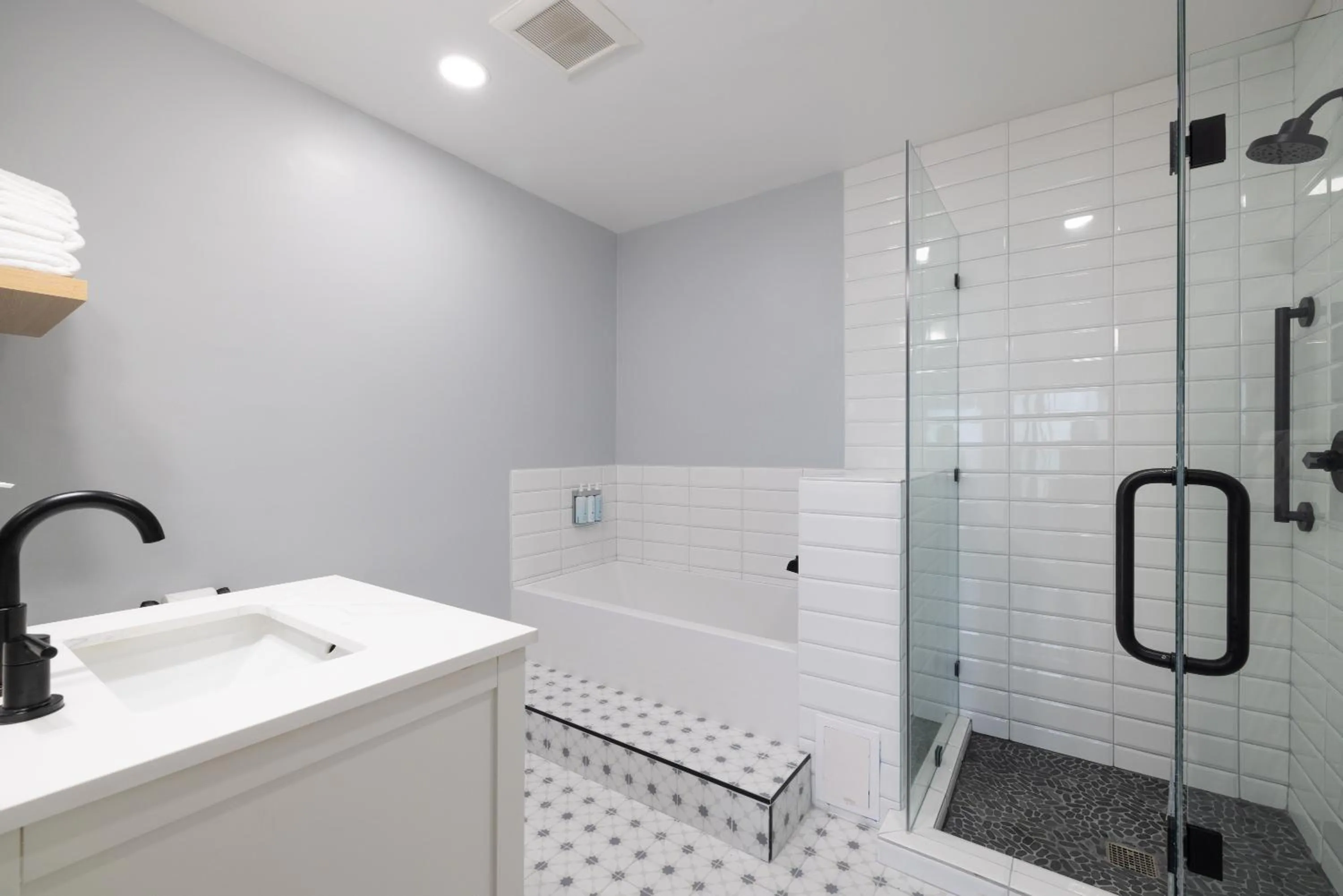 Shower in Tides Oceanview Inn and Cottages