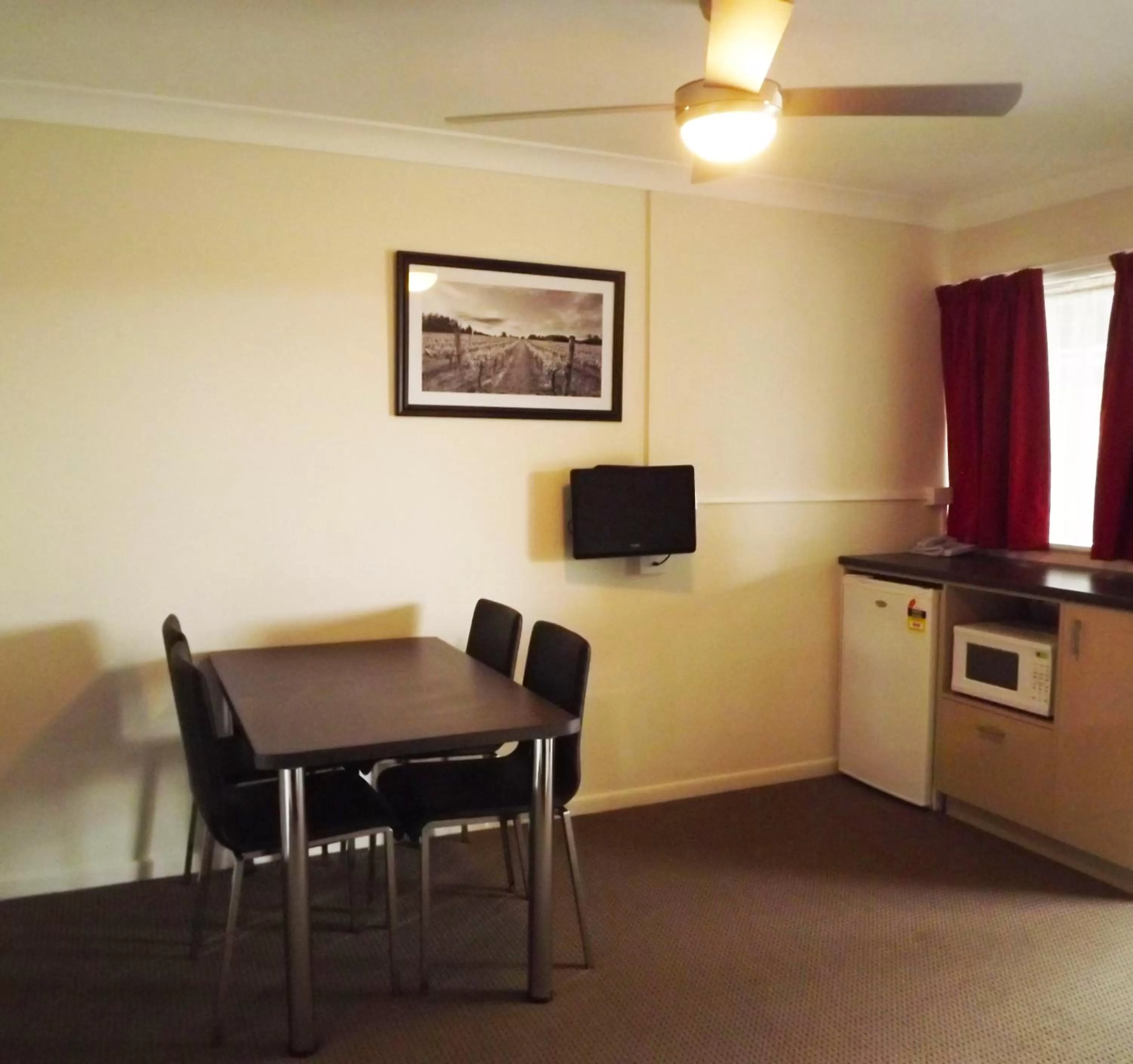 Kitchen or kitchenette in High Street Motor Inn