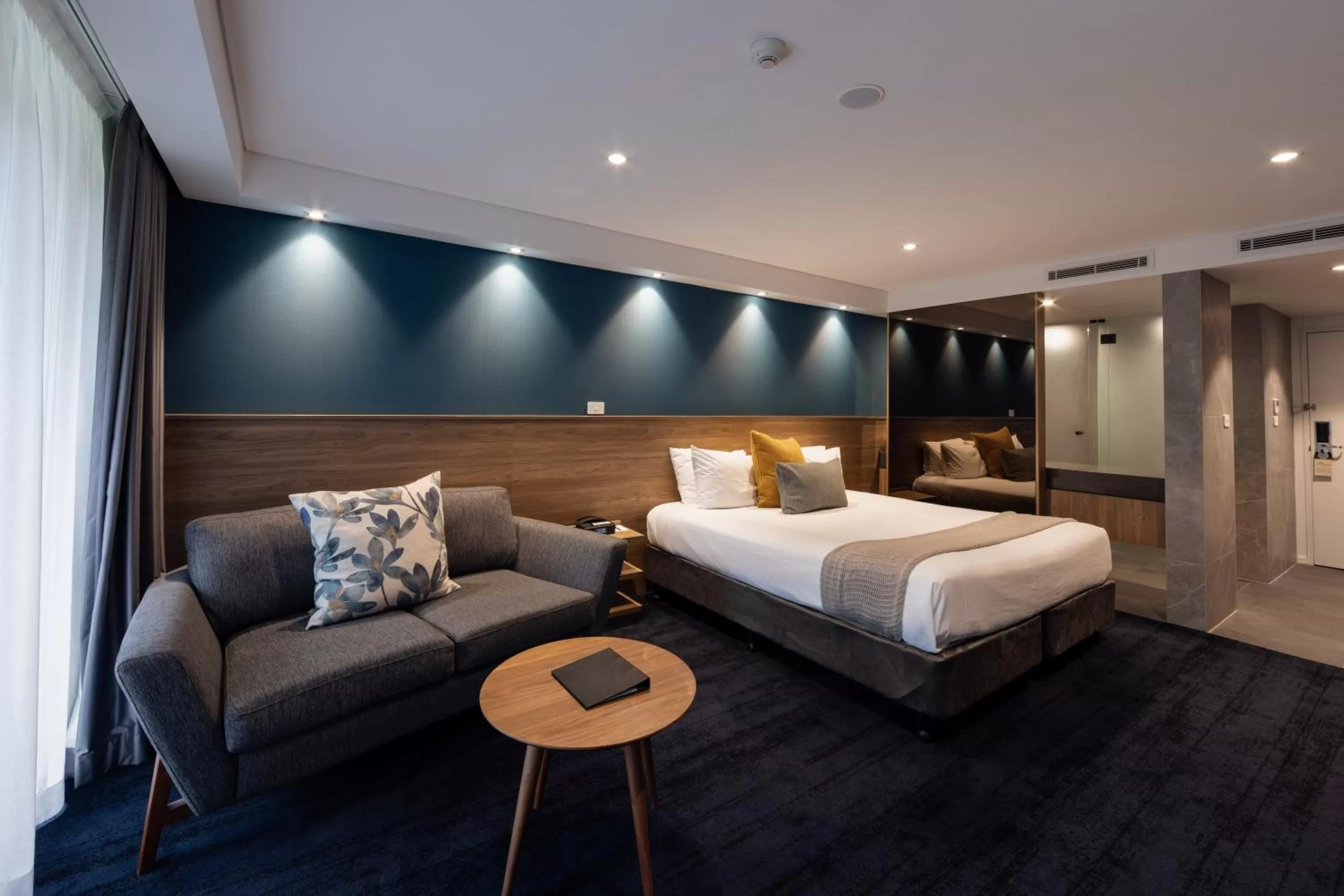 Photo of the whole room, Bed in The Executive Inn, Newcastle