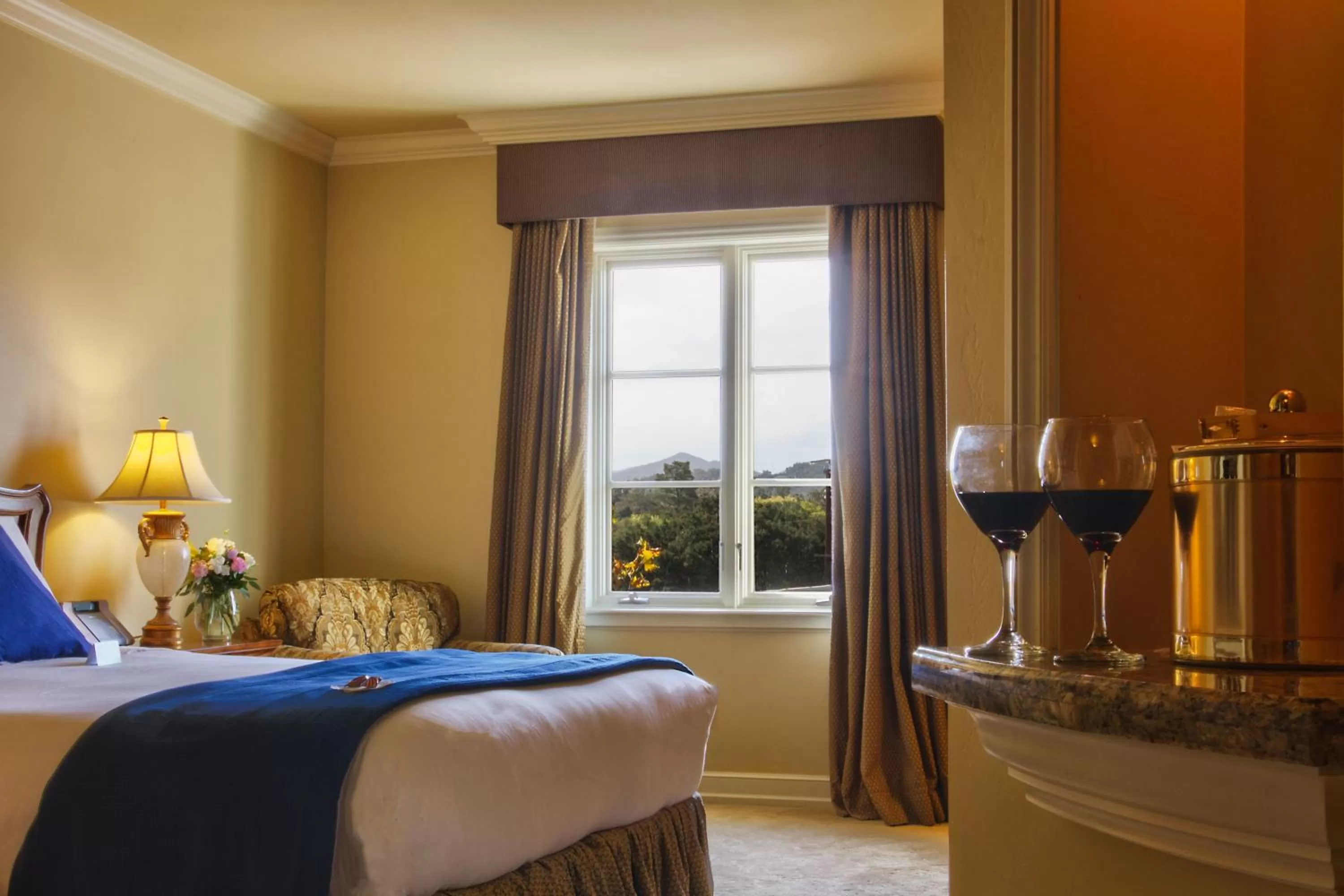 Deluxe King Room in Carlton Hotel