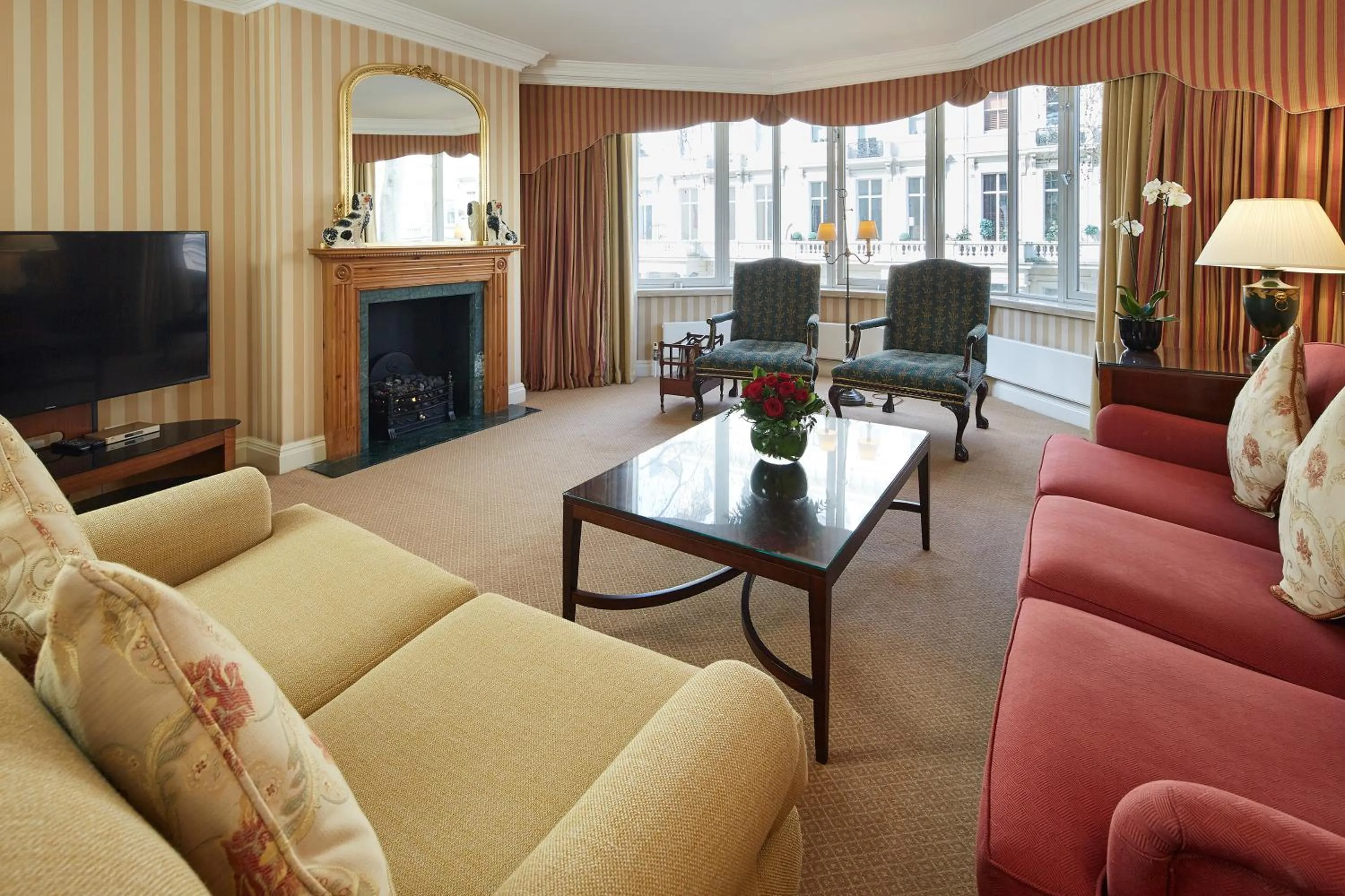 Living room in Cheval Thorney Court at Hyde Park