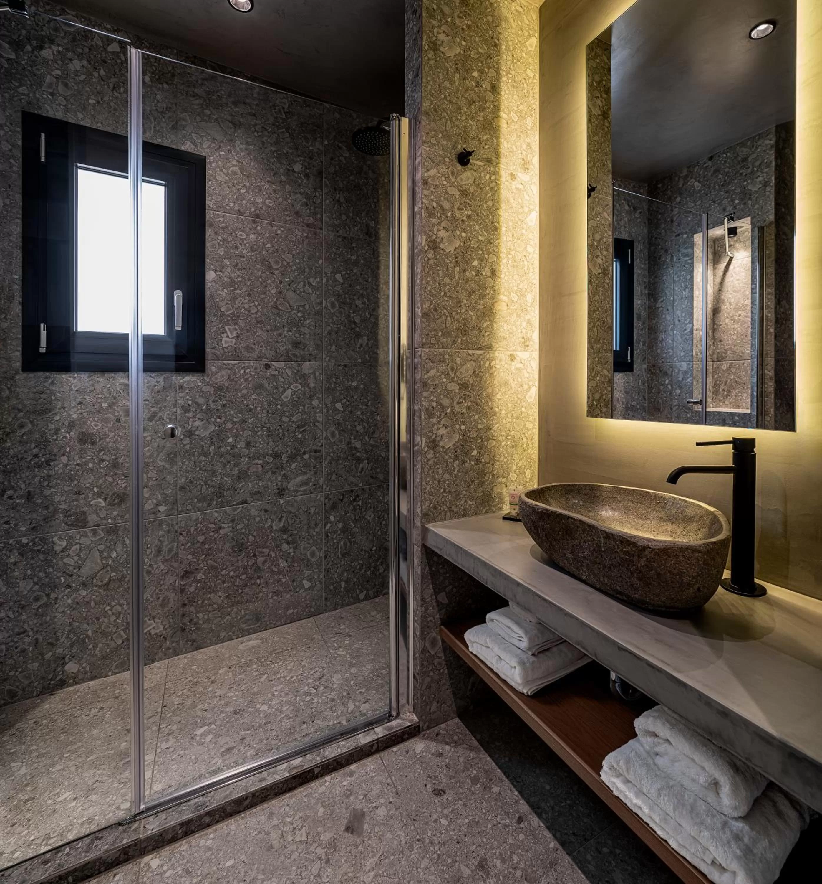 Bathroom in Bob W Athens Akadimia