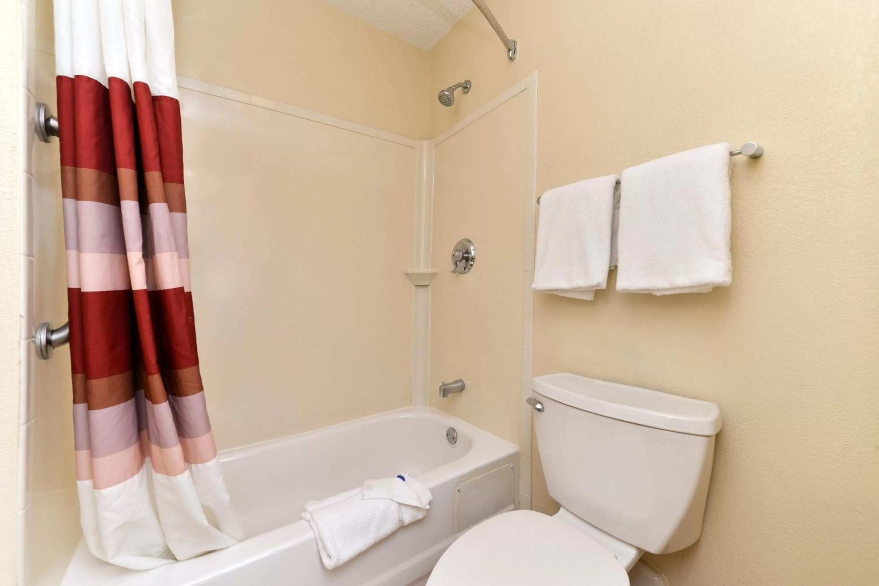 Bathroom in Red Roof Inn PLUS+ Secaucus - Meadowlands