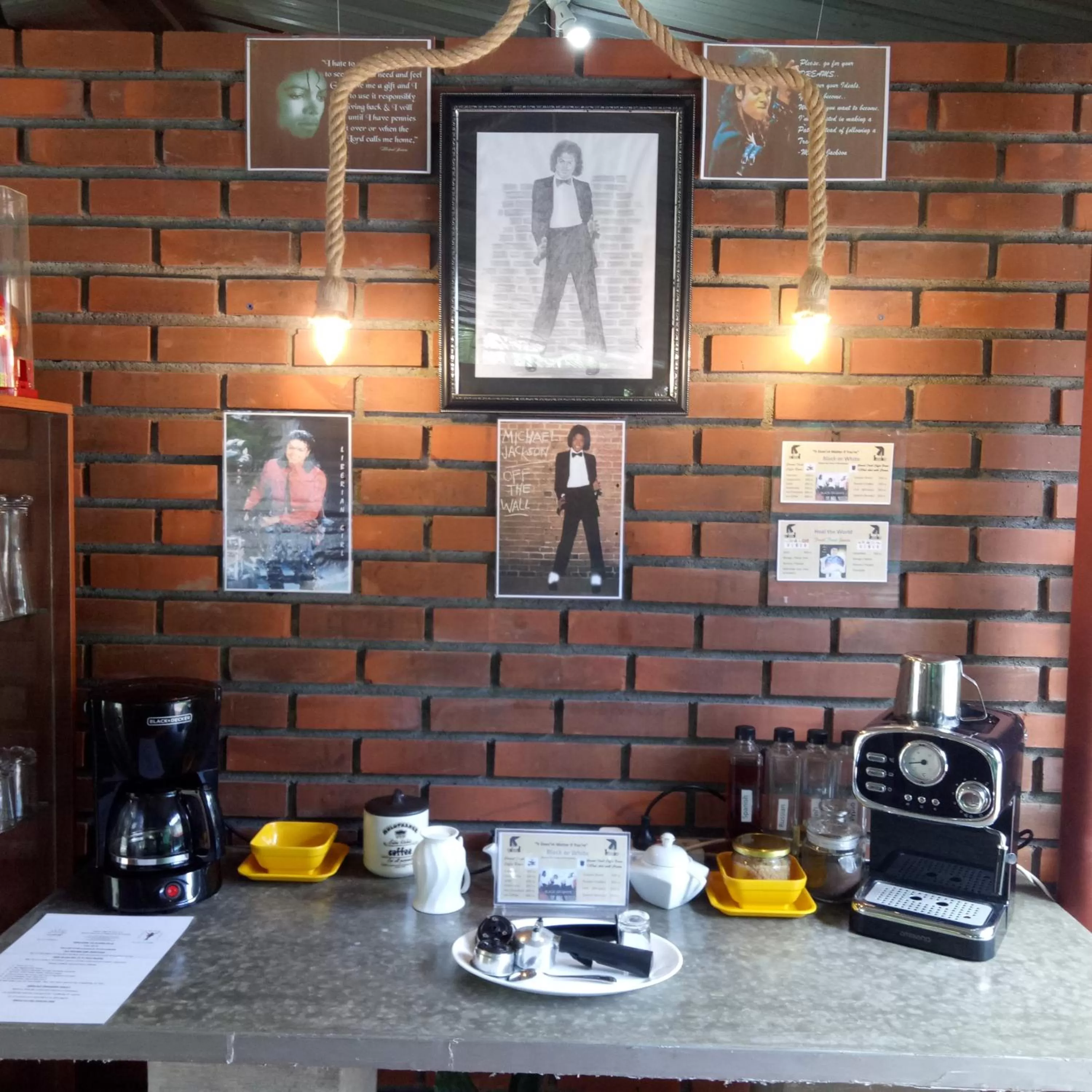 Restaurant/places to eat in Palms Villa