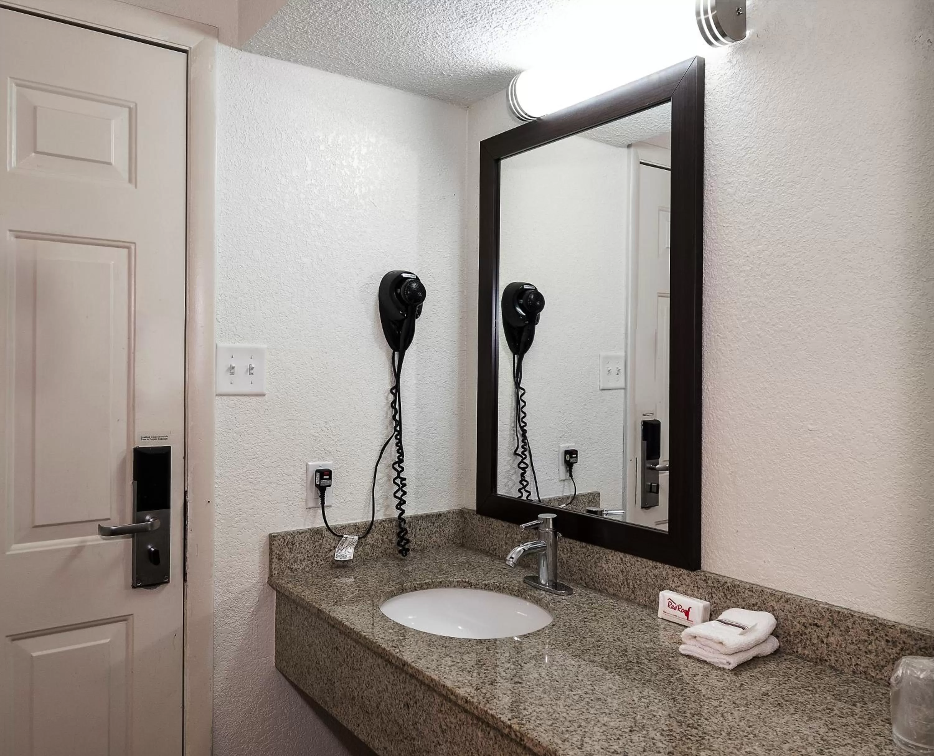 Bathroom in Red Roof Inn Lancaster Strasburg