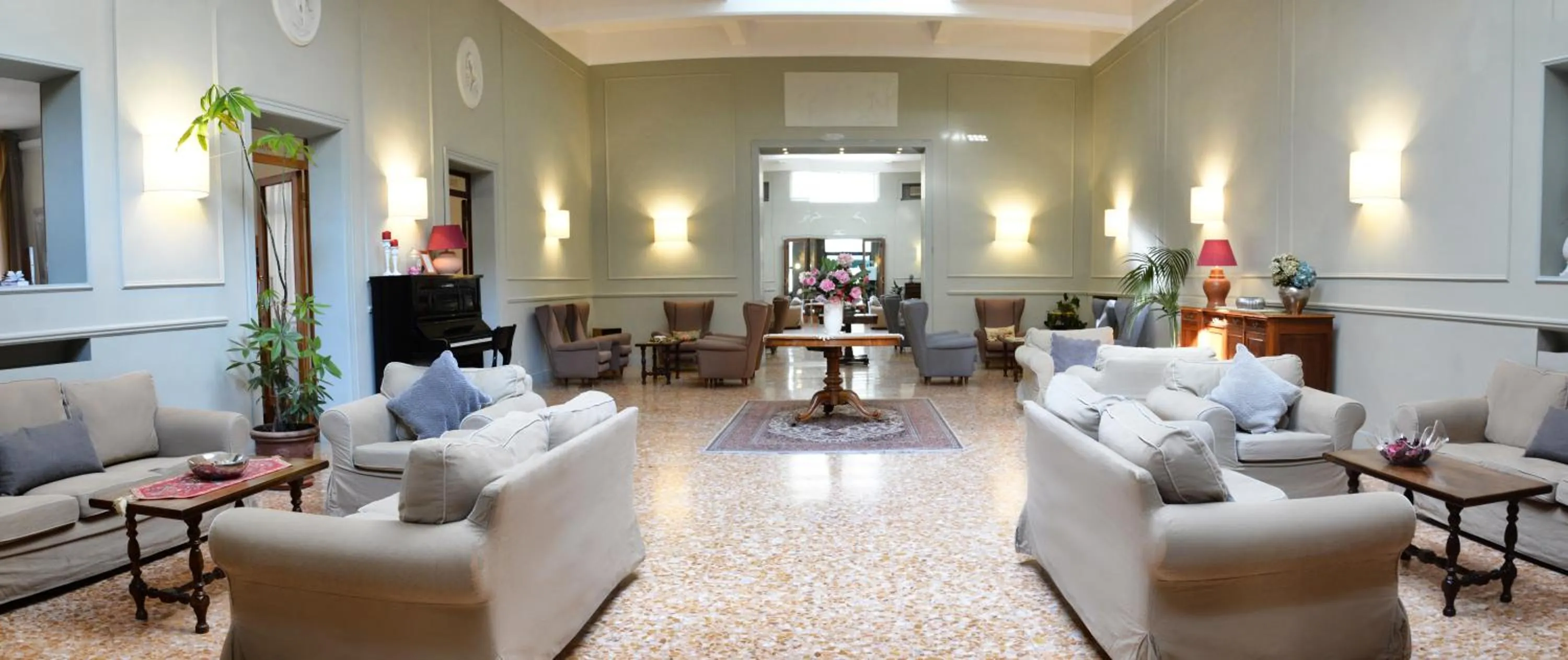 Communal lounge/ TV room in Hotel Touring Wellness & Beauty