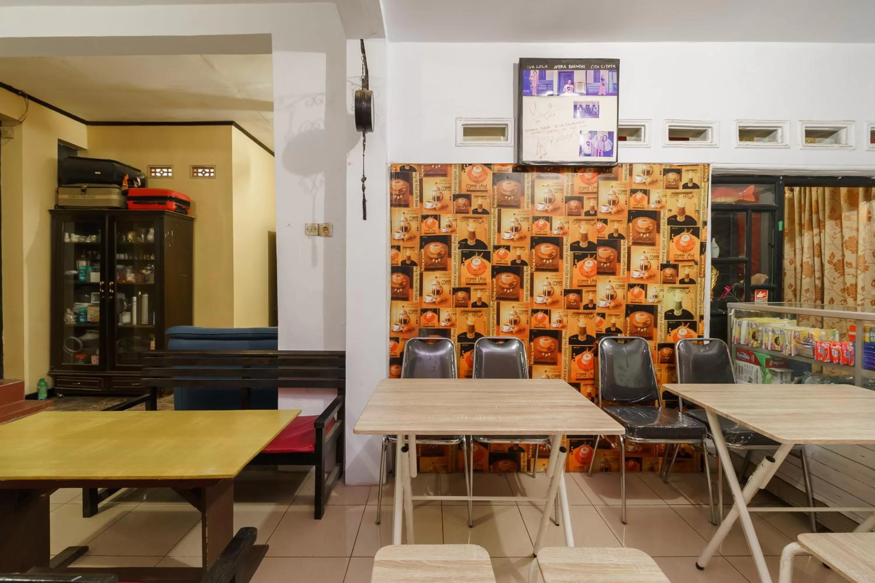 Restaurant/places to eat in RedDoorz Syariah near Ciledug Station