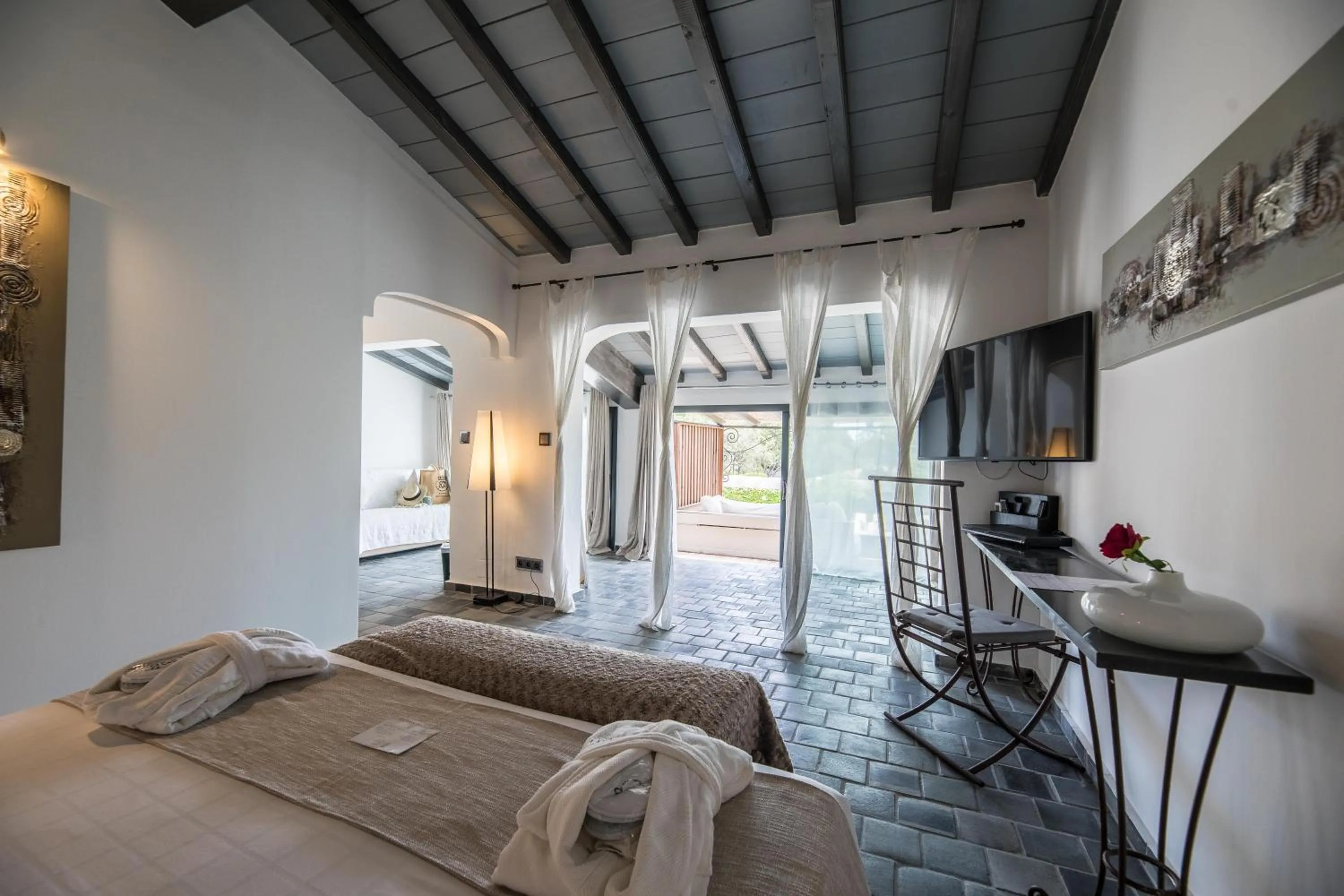 Photo of the whole room, Bed in Hôtel Le Roi Théodore & Spa