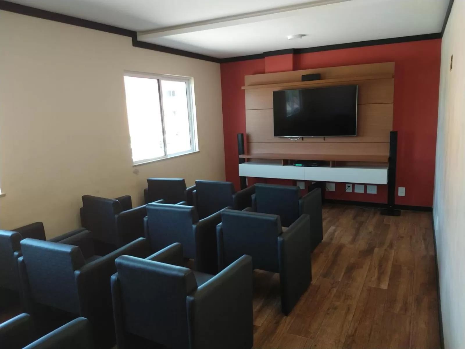 TV and multimedia in Apartamento no Golden Lake - pé na areia, agua de côco e cervejinha