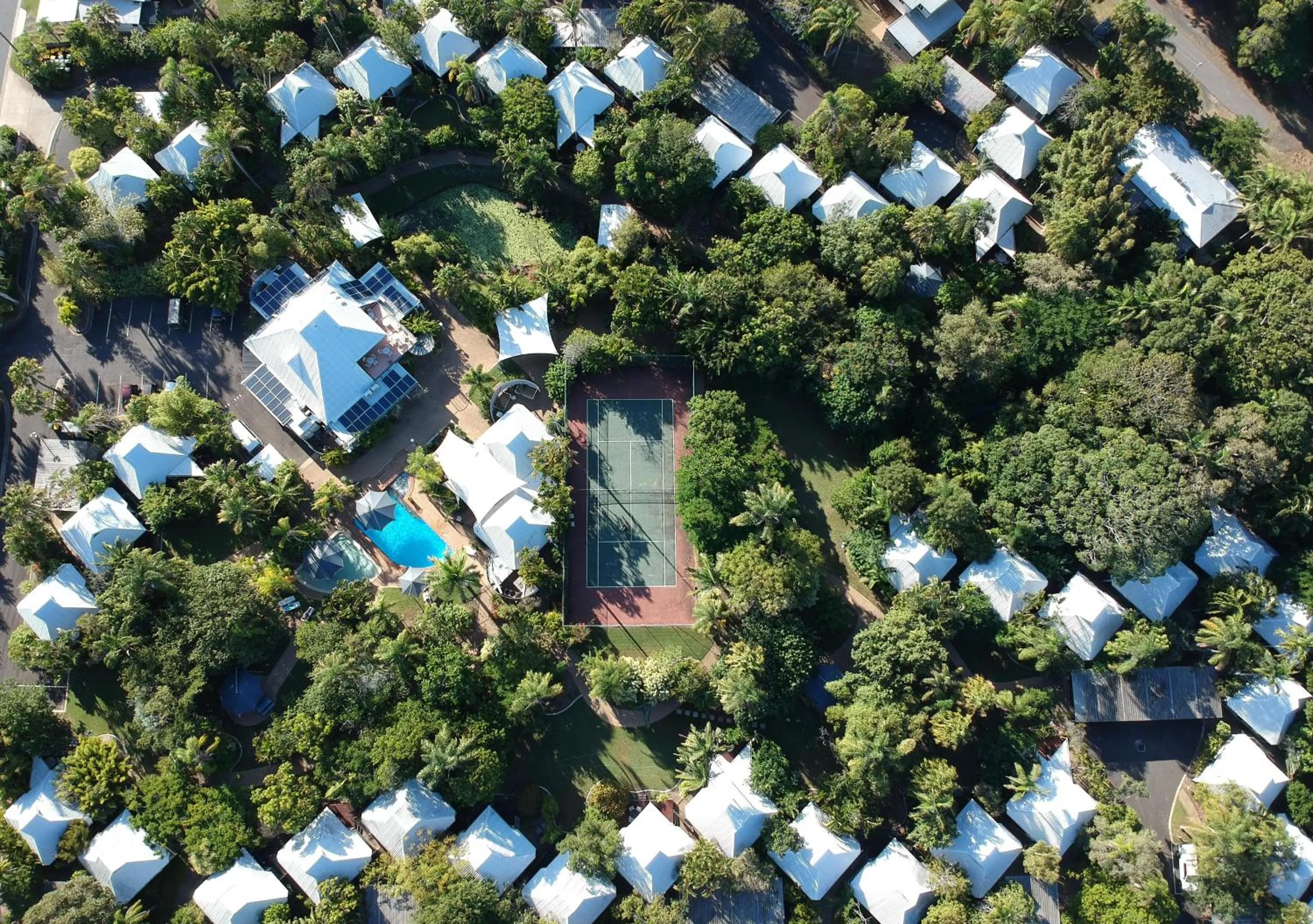 Tennis court in Kellys Beach Resort