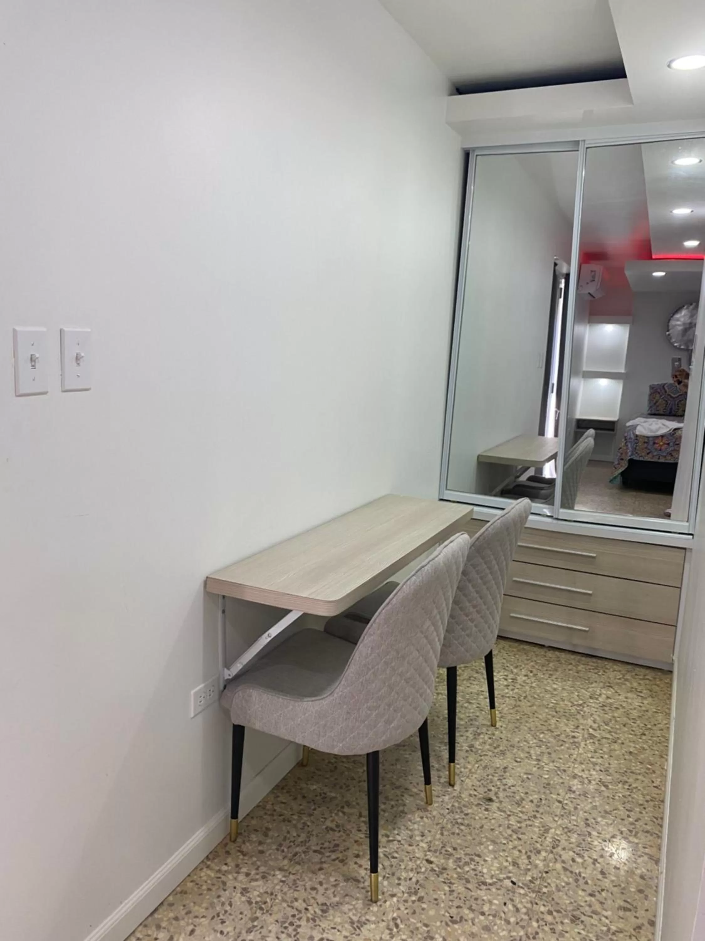 Dining area, TV/Entertainment Center in Itza-Bella Suites