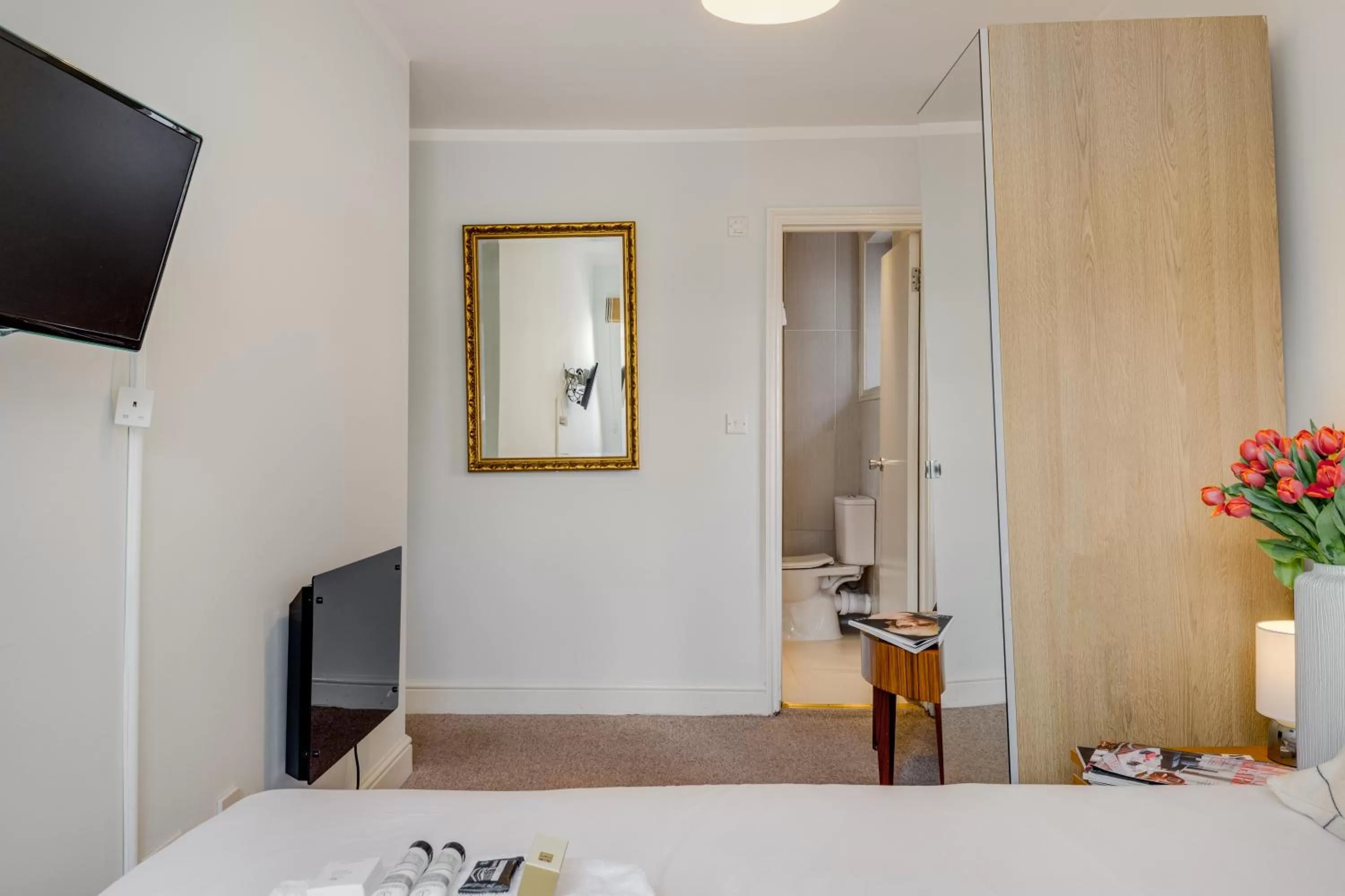 Bed in 1 Lexham Gardens Hotel