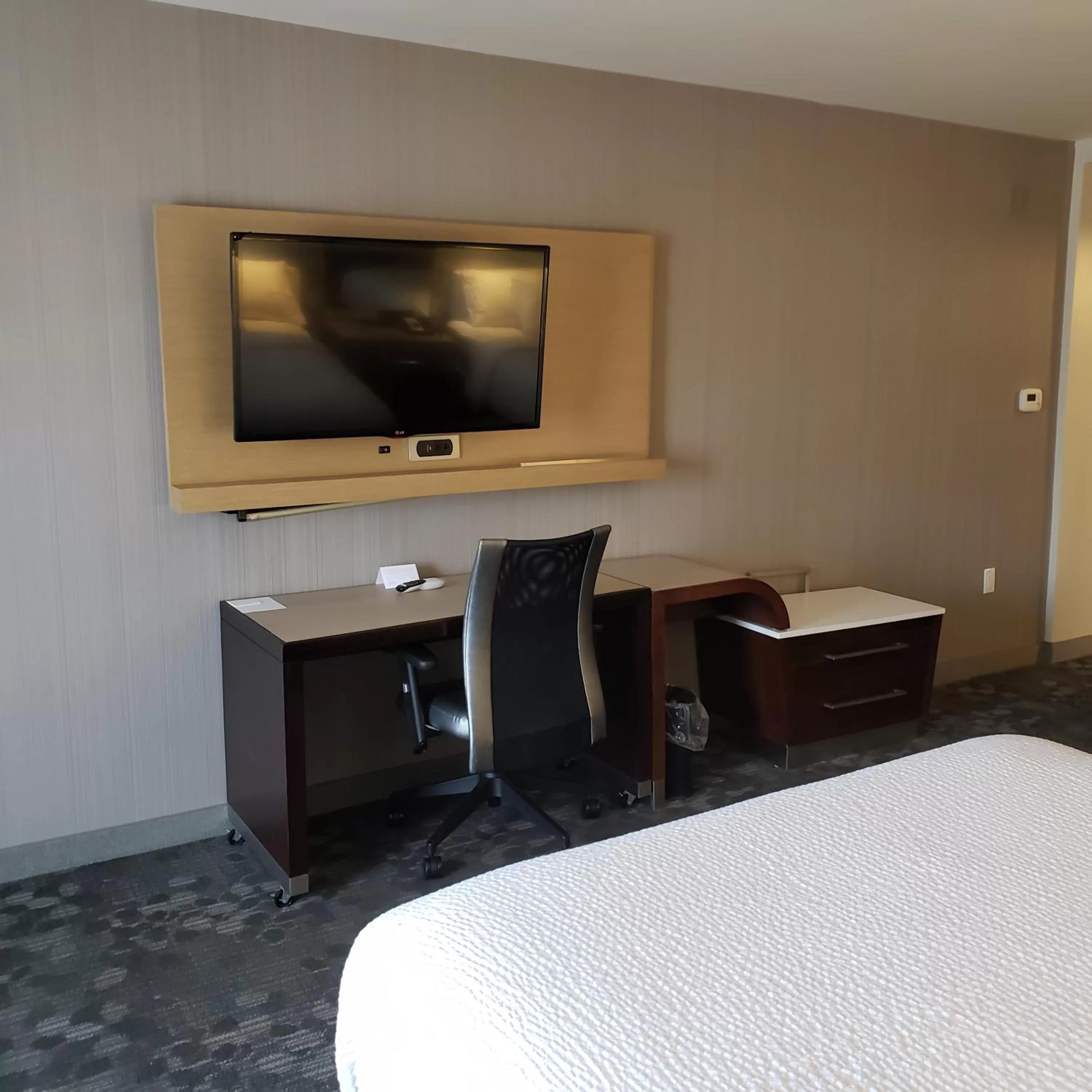 TV and multimedia, Bed in Courtyard by Marriott Battle Creek