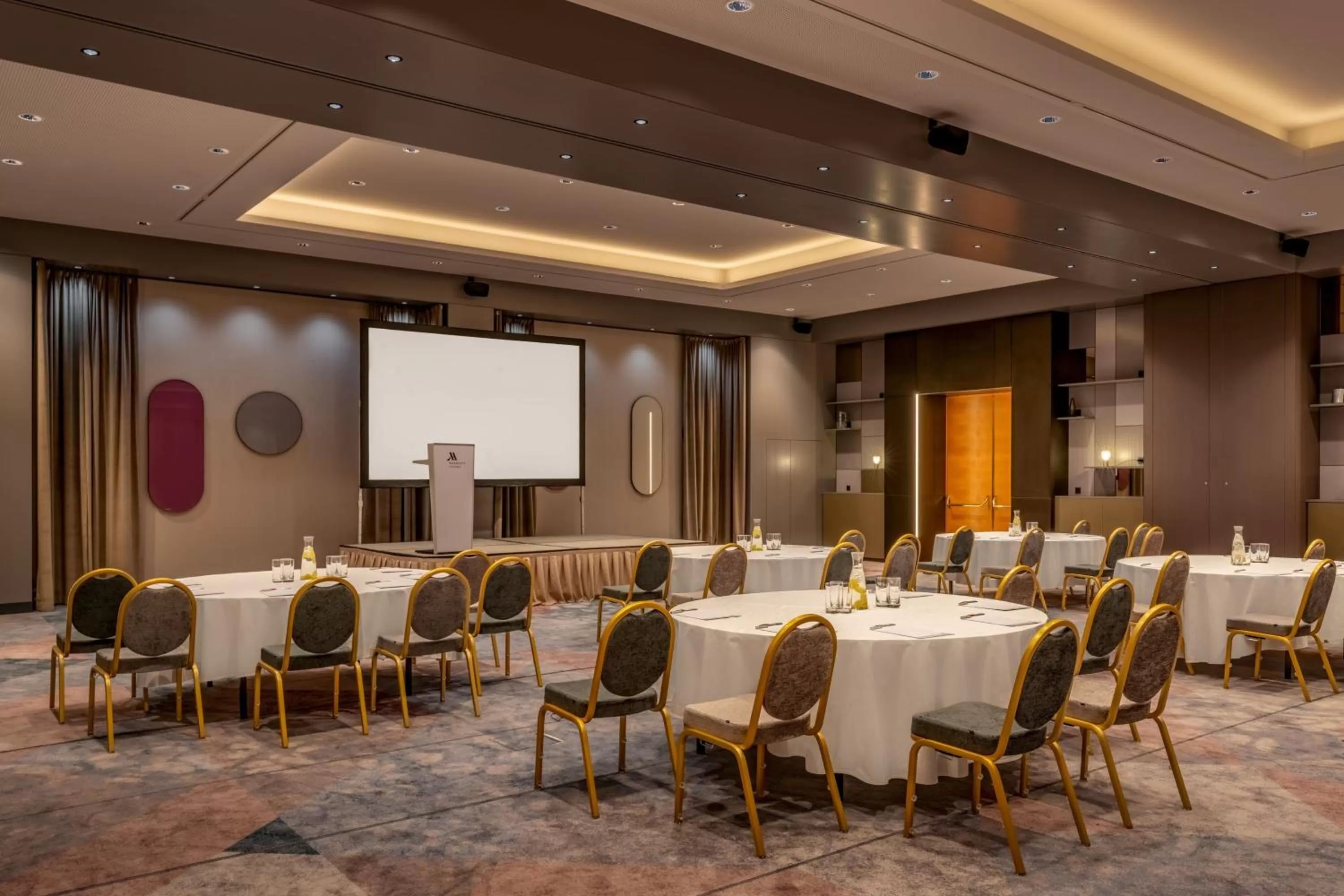 Lounge or bar in Vienna Marriott Hotel