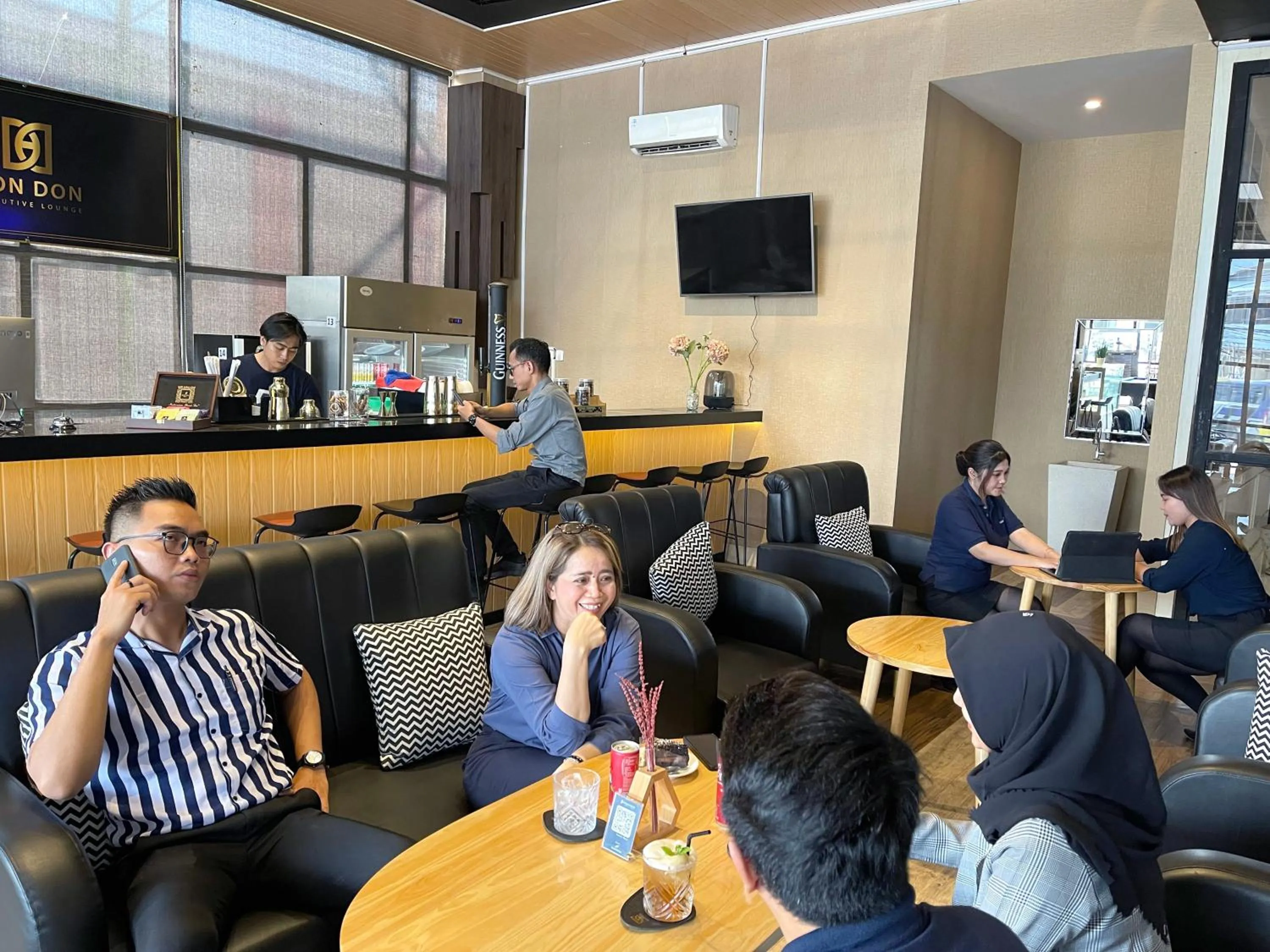 Lounge or bar in Premiere Hotel Tegal